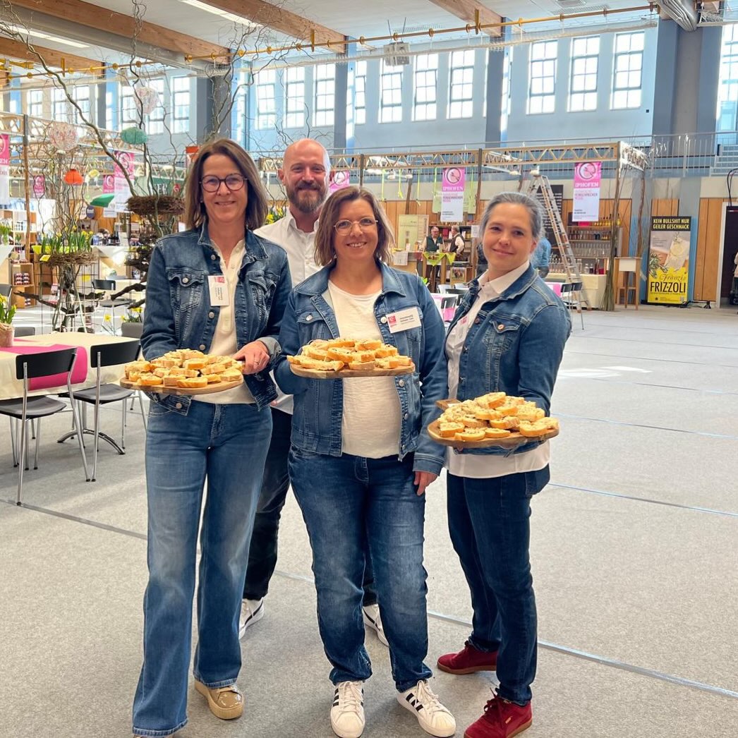 Feinschmeckermesse Iphofen 💗
Wir sind dabei! Besucht uns auf der Genussmesse in Iphofen und entdeckt die Vielfalt regionaler Spezialitäten. Neben vielen fränkischen Direktvermarktern präsentieren auch wir unseren Hofladen mit all unseren Produkten – zum Probieren, Entdecken und Mitnehmen.
🕙 10:00–18:00 Uhr
📍 Karl-Knauf-Halle & Umgebung
Kommt vorbei – wir freuen uns auf euch!