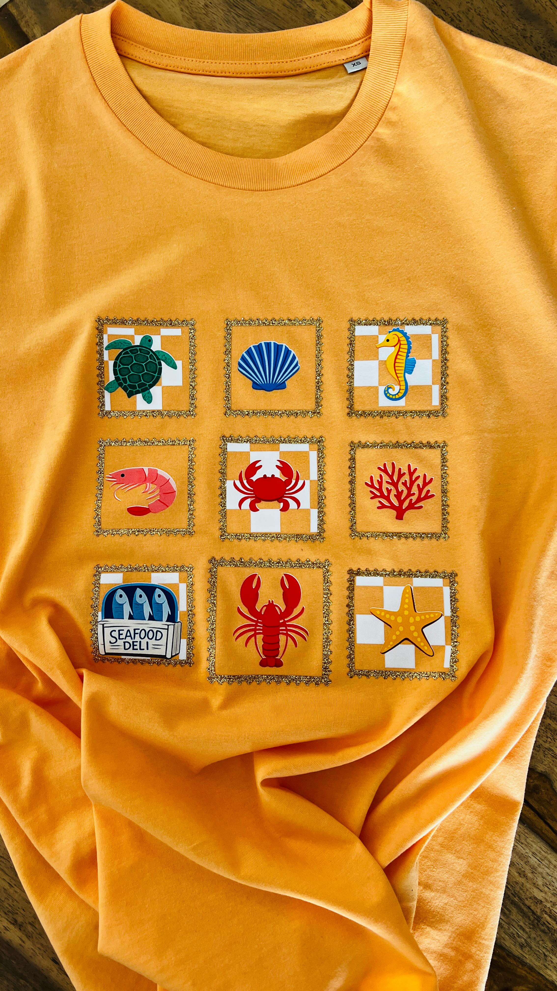 Aujourd’hui j’ai réalisé un t-shirt unique et j’ai pris énormément de plaisir à le créer ☀️
Un petit aperçu de la nouvelle collection Été 2026 qui arrive très bientôt sur la boutique…
Au programme : t-shirts en coton 100 % biologique, détails pailletés, designs ensoleillés et personnalisations uniques ✨
Chaque pièce est créée et personnalisée dans mon atelier près de Narbonne, à Coursan ❤️
🛍️ Disponible bientôt sur la boutique en ligne
📍 Retrait possible à Coursan
📦 Envoi partout en France
Vous aimez ce style ? Dites-moi en commentaire ce que vous aimeriez voir dans la collection été 2026 ☀️
#narbonne #coursan #creationlocale #tshirtpersonnalise #boutiquedesmee