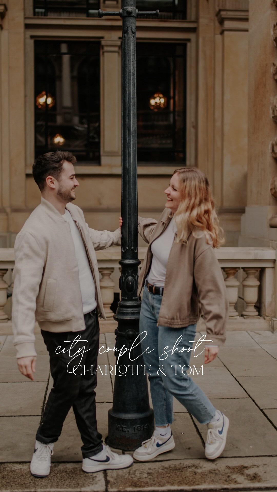 So sieht ein Paarshooting bei mir WIRKLICH aus! 😳
Viele denken, ein Paarshooting sind nur Posen und Lächeln, aber es steckt so viel mehr dahinter! Echte Emotionen, Lachanfälle, kleine Chaos-Momente und genau die Sekunden, in denen ihr vergesst, dass eine Kamera da ist und genau DAS macht eure Bilder einzigartig!
Welcher ist euer Lieblingsmoment im Reel?
Wenn ihr auch Lust habt auf ein Shooting, das sich anfühlt wie ein Date statt wie ein Fototermin – schreibt mir gern! 🤍