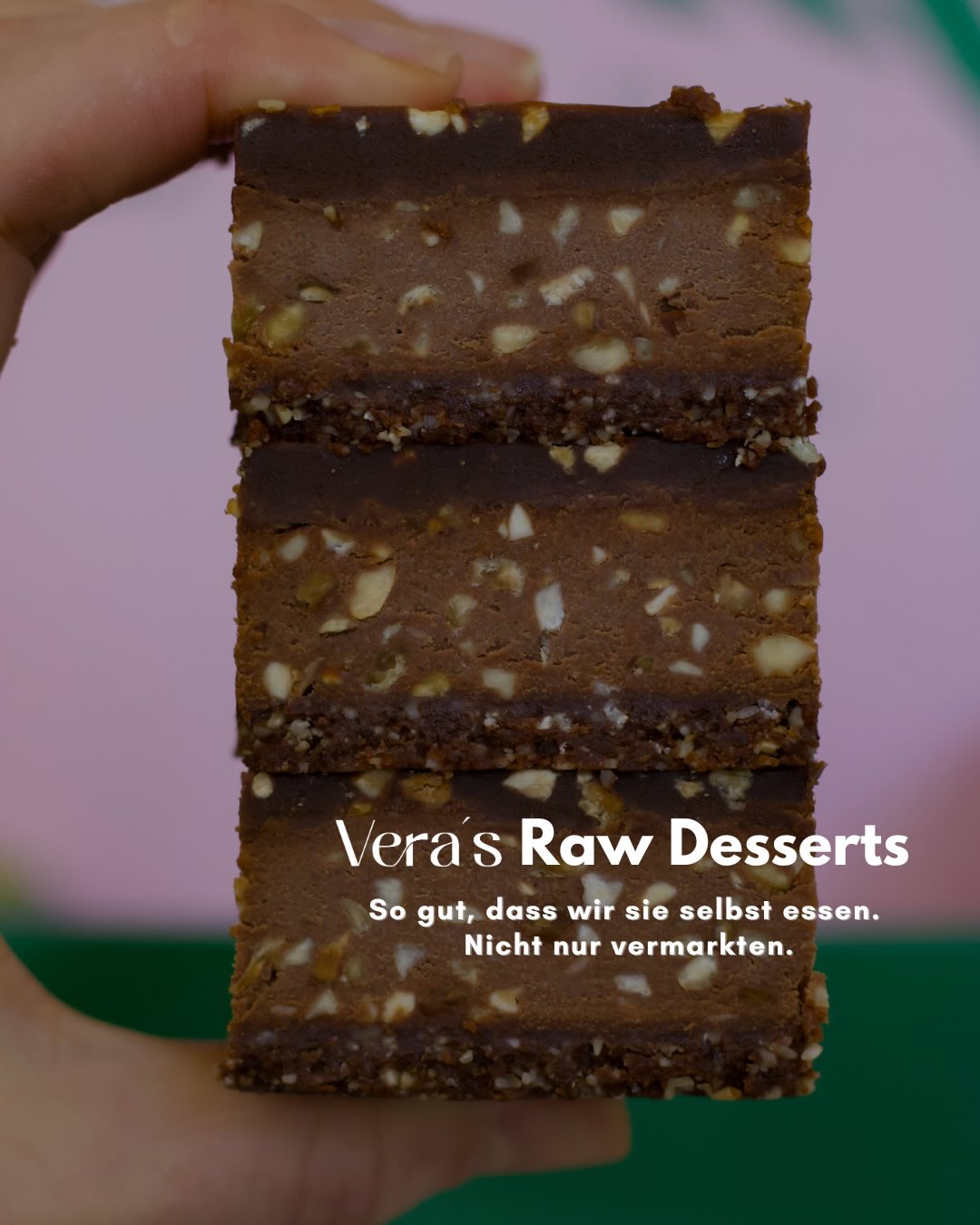 Der Name „Vera“ bedeutet die Wahre, die Echte und könnte nicht besser zu meiner Marke passen. 🫶🏼
Denn genau das ist unser Anspruch.💯
Echte Zutaten.
Ehrliche Rezepturen.
Kein Industriezucker.
Keine Ersatzprodukte.
Keine Kompromisse.
Wir entwickeln all unsere RAW Dessert selbst –
und stellen sie in 100 % Handarbeit in unserer Manufaktur her.🙌🏼
Unsere RAW Desserts sind:
– von Natur aus glutenfrei
– vegan
– schonend verarbeitet statt gebacken
– natürlich gesüßt
– zu 95 % aus Bio-Zutaten
Wir glauben:
Die besten Kreationen brauchen keine langen Zutatenlisten.🍫
Nur das, was dein Körper versteht.
Und was wirklich gut schmeckt.
Wahr. Echt. Handgemacht.
✨ Jetzt online entdecken – Link in Bio.
#ernährung #glutenfreevegan #gesundheit