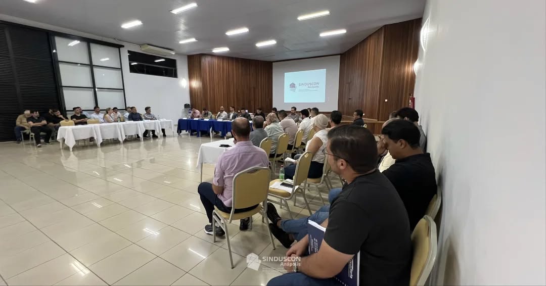 A primeira reunião ordinária da diretoria e dos associados do Sinduscon Anápolis, gestão 2024/2027 de 2026, foi realizada na noite desta segunda-feira, 02 de março, no salão de eventos do SESI Jundiaí. O encontro teve como tema: “Sinduscon e CAIXA, Parceria para Habitação, Fortalecimento para Anápolis e Região” e teve como principal objetivo fortalecer o relacionamento institucional com a Caixa Econômica Federal.
A reunião contou com a presença do Superintendente Executivo de Habitação Norte de Goiás da CAIXA, Paulo Henrique Rodrigues, que apresentou um panorama macroeconômico do mercado imobiliário no Brasil, com ênfase em dados do setor habitacional que apontam evolução e otimismo.
O presidente do Sinduscon Anápolis, Luiz Antônio Rosa, destacou na pauta as principais ações previstas pela entidade para 2026, como a participação da diretoria nos conselhos da CBIC, a sequência dos trabalhos da pesquisa dos Dados do Mercado Imobiliário e outros assuntos internos.
A reunião também contou com a presença de Thiago de Sá, Secretário Municipal de Obras, Habitação, Planejamento Urbano e Meio Ambiente que reforçou a importância da comissão do plano diretor do Sinduscon Anápolis presidida pelo vice presidente Juliano Santos nas ações para consolidação da revisão do Plano Diretor.