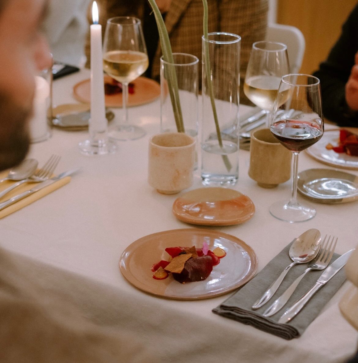 13 & 14 février : Deux soirées suspendues chez Ana @maisonolpe
Sous l’impulsion sensible et inspirée de @lheurebleue.tlse, un lieu d’art s’est transformé en expérience vivante.
Une scénographie pensée comme un récit : la céramique répondait aux mets, l’illustration dialoguait avec le menu, et chaque détail trouvait sa place avec justesse.
Une grande table au dessus de laquelle la nappe illustrée par @carnetdecantine qui avait créé des interludes entre chaque plat.
Des pièces uniques façonnées par 9 céramistes, tous aussi belles les unes que les autres.
Des mises en bouche glissées entre les œuvres, comme si elles en faisaient partie.
L’accord mets & vins, raconté avec délicatesse par @inesfleurot , prolongeait l’histoire à chaque verre.
J’aime mon métier qui me rend nomade allant d’un lieu à un autre, parfois avec des cuisines non adaptées, c’est ce challenge qui me fait vibrer. Et là tout faisait sens.
Imaginer, orchestrer, transformer un espace dédié à l’art en table éphémère pour soixante convives…
C’était audacieux, beau, vivant et c’est grâce à toi @constanceibanez principalement, grâce à vous les convives et grâce à cette incroyable team avec qui l’entente a été des plus belles !
Ces deux soirs resteront gravés dans ma mémoire très longtemps, j’ai adoré cuisiner sans cuisine dans cette si belle galerie et dresser dans des pièces magnifiques. Mon cœur palpite encore !
Merci ma Marion de m’avoir rassuré, écouté et aidé en cuisine @potinmarion
Merci Madrid pour ton aide en cuisine et cette dynamique sur place, faiseuse de feu ! @le_petit_bn31
Merci @lorna.rmsy rayon de soleil !
Photos 1 à 12 : @constanceibanez
.
.
.
#Cheffe #Cheflife #Toulouse #Toulousemaville #foodtoulouse