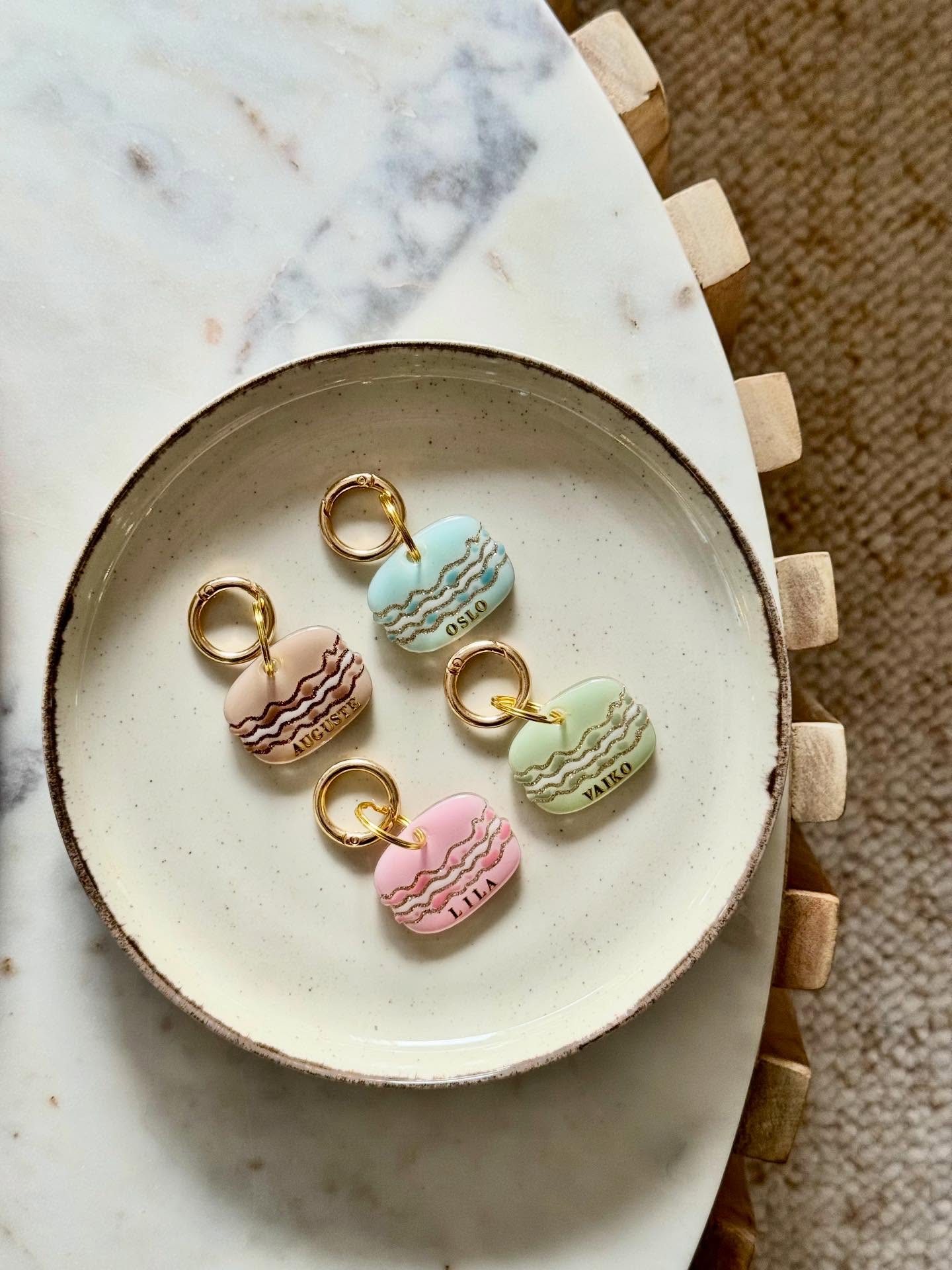 NEW 👀
Attention : ce macaron ne se mange pas… mais il rend ton chien irrésistible ! 🤤✨
Il fait son entrée dans la collection permanente sur la boutique !
Décliné en 4 saveurs différentes : il y en a pour tous les goûts… hihihi 😋
🤎 Macaron Choco Noisette
💚 Macaron Pistache Royale
💙 Macaron Vanille Myrtille
🩷 Macaron Rose Litchi
Team rose 💗, bleu 💙, vert 💚 ou marron 🤎 ?
Dites-moi en commentaire ! 🫶🏻🥹
#medaille #medaillechien #resinuv #accessoire #dogaccesorieshop