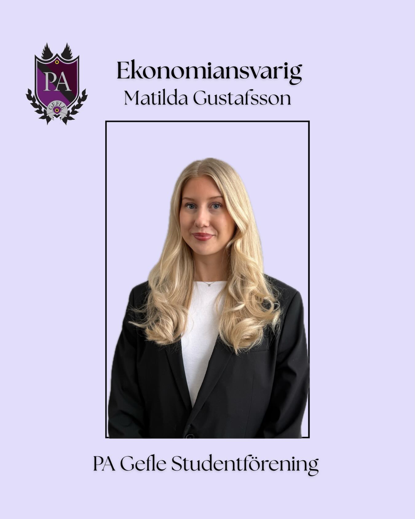 Dags för ytterligare en presentation! Idag presenterar vi vår ekonomiansvarig Matilda Gustafsson💜
Födelseår, ålder: 2003, 22 år.
Hemort: Hudiksvall📍
Vad ska bli roligast med styrelsearbetet:
Det roligaste med styrelsearbetet kommer att bli gemenskapen och möjligheten att tillsammans få vara med och påverka studietiden. Jag älskar att lära mig nya saker, så att få utvecklas och skaffa mer kunskap inom ekonomirollen ska bli så roligt! Jag ser verkligen fram emot vad året har att ge💜
Fun fact om Matilda: Jag har två långhåriga katter som varje dag producerar tillräckligt med hår så att jag i teorin skulle kunna sticka en tredje katt (älskar dem ändå)🐈