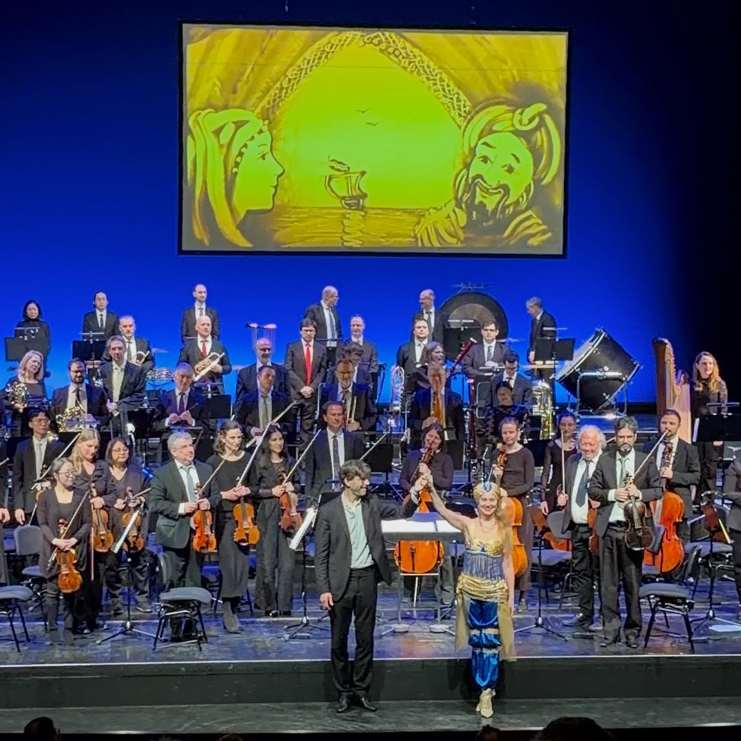 Kultur ist kein Luxus. Kultur ist Daseinsvorsorge. Punkt. 🎭🔥
Was heute im Theater Trier passiert ist, war mehr als ein Familienkonzert. Es war ein Statement: volles Haus, leuchtende Kinderaugen, Gänsehaut im Saal.
Mit Wouter Padberg, dem Philharmonischen Orchester Trier, der Animationskünstlerin Alyona Voynova – und der sinnlichen Musik von Nikolai Rimsky-Korsakov – wurde klar:
Dieses Theater ist kein Kostenfaktor. Es ist ein Kraftzentrum.
Hier entsteht Bildung.
Hier wächst Zusammenhalt.
Hier begegnen sich Generationen.
Danke an alle auf und hinter der Bühne!
Und ja: Wer auf dem Rücken unserer Kultur Politik betreibt, schadet Trier. Wer Theater zum politischen Spielball macht, spielt mit der Zukunft unserer Stadt.
Ich sage klar:
Wir investieren nicht in Beton.
Wir investieren in Menschen.
Darum arbeite ich konsequent mit dran, dass die Sanierung umgesetzt wird, die dank des starken Teams und der guten Führung dessen von Kulturdezernent Markus Nöhl und Oberbürgermeister Wolfram Leibe vorankommt. Und ich werde dafür sorgen, dass das Land weiter verlässlich an der Seite unseres Theaters steht.
Trier ist Kulturstadt. Und das bleibt so.
👉 Jetzt seid ihr dran:
Geht ins Theater.
Kauft euch auch ein Abo oder Karten.
Zeigt, dass euch unsere Kultur nicht egal ist.
Viel Spaß!
#TheaterTrier #KulturIstZukunft #Trier #Familienkonzert #sventeuber