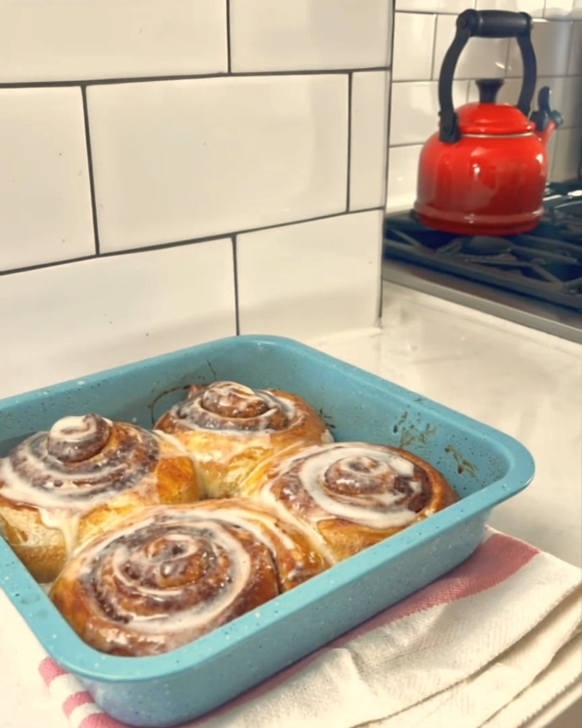 Panning over a gooey golden horizon 🌅
#canadianowned #shoplocal #eatwell #cinnamonrolls #cinnamon #icing #freshbaked #naturalfood #cinnamonbuns #sweettooth #naturalfood #decadent