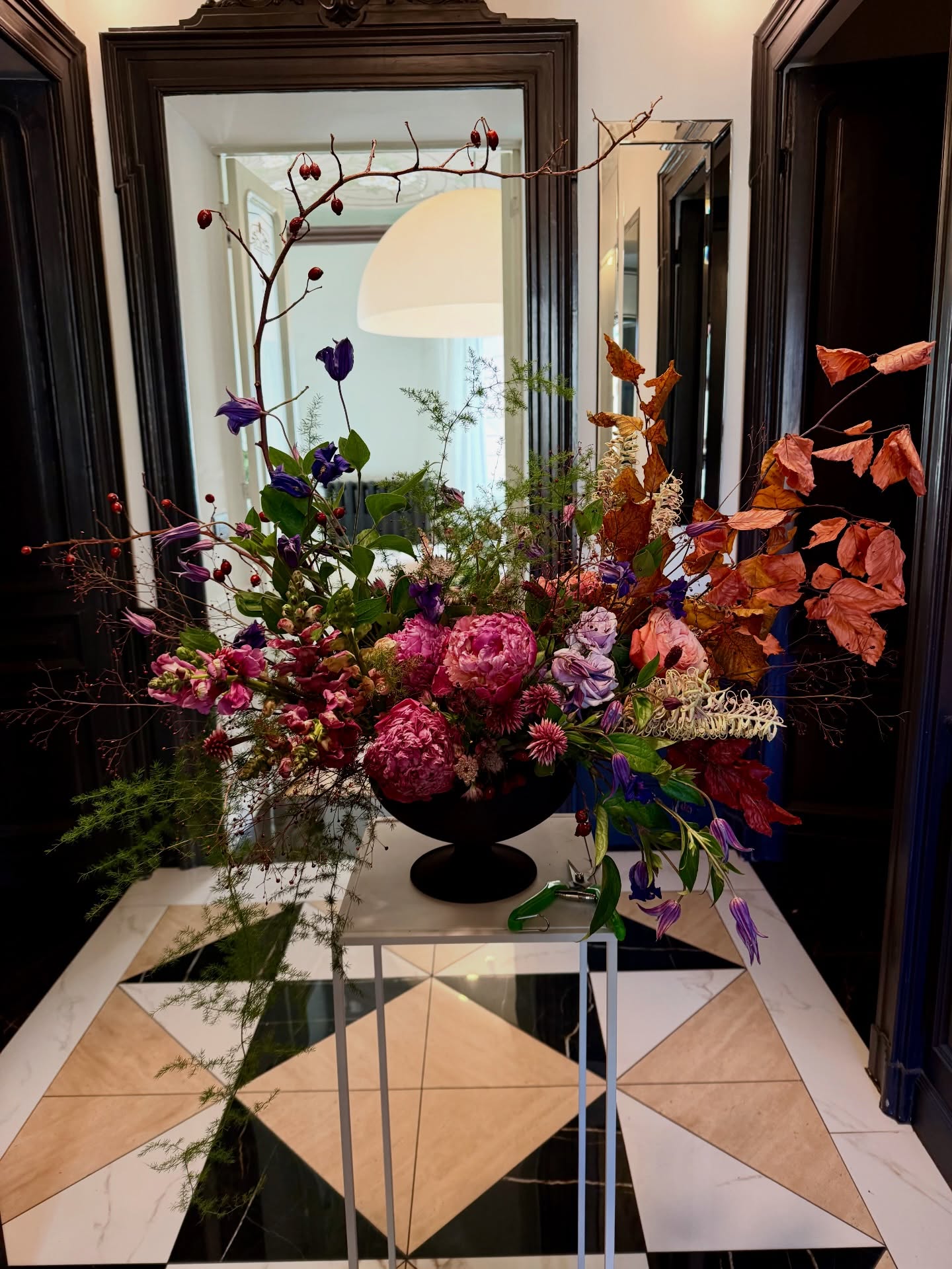 A little drama in the hallway ✨
And a quiet feeling of gratitude for someone very special, a true mentor🤍
@monicarezendeflores you asked to see this one… so here it is and I hope you like it 🌸 I also wanted to say that when I design, I always carry your eye for movement and balance with me.
Even though we’ve only met a few times, your generosity travels far, crossing borders and touching more people than you probably know. I’m one of them. Thank you 🙌🏻🤍
Video @victorcreazioni_ ✨