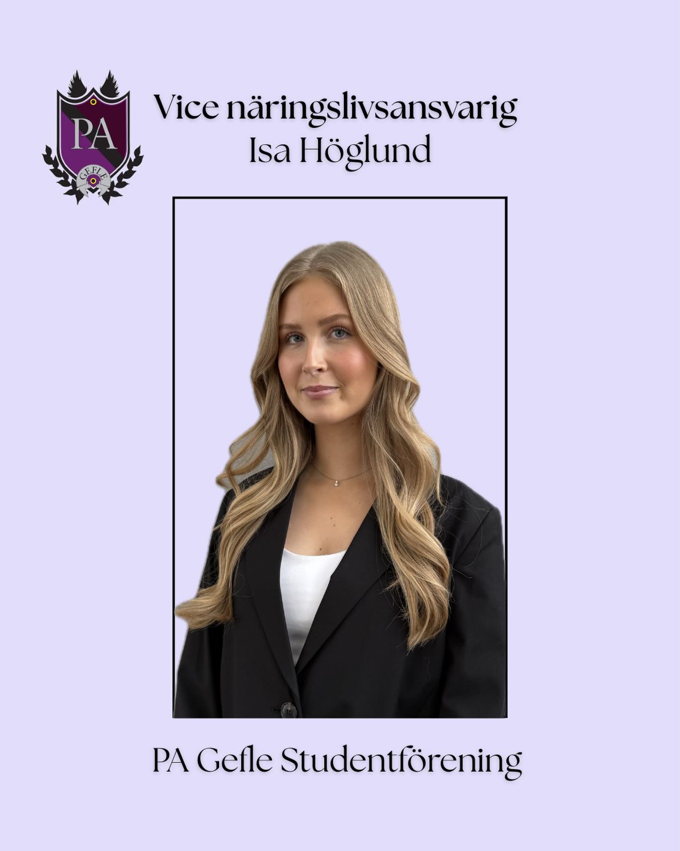 Dags för en ny presentation. Idag presenterar vi vår vice näringslivsansvarig Isa Höglund💜
Födelseår, ålder: 2005, 20 år.
Hemort: Gävle📍
Vad ska bli roligast med styrelsearbetet: Att skapa nya kontakter, vara med och planera insparken samt fixa en grym HR-dag. Och självklart ha kul och samla på mig massa ny erfarenhet!💜
Fun fact om Isa: Jag är ganska vig och kan nudda mitt huvud med mina fötter🫣