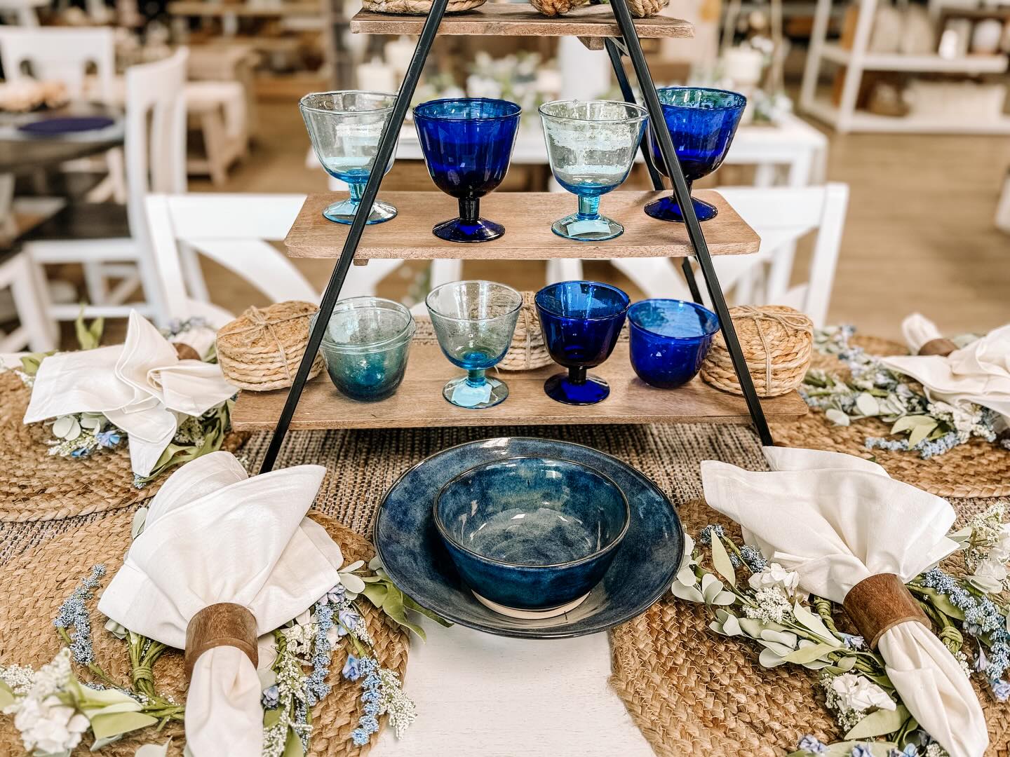 The weather is warming up and Spring is just around the corner! Time to spruce up your home and add some little pops of color 🌺
Swing by today 10-5 and let us help you find some great inspiration for your space!