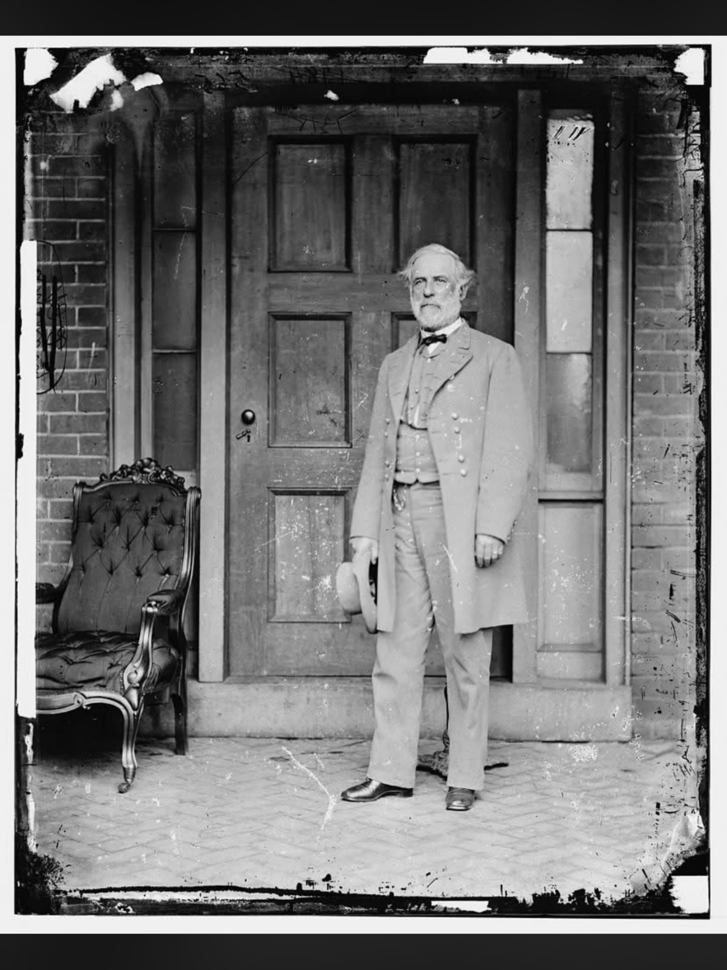 📸 This iconic photograph of Robert E. Lee was taken on April 20, 1865, by famed Civil War photographer Mathew Brady on the back porch of Lee’s Richmond home (today known as the Stewart–Lee House).
Just days earlier, on April 9, 1865, Lee had surrendered the Army of Northern Virginia at Appomattox Court House. He returned to Richmond on April 15 to a city scarred by war. Citizens gathered quietly as Lee rode through the streets, dismounted, and entered his former family home.
Photo courtesy of the Library of Congress.