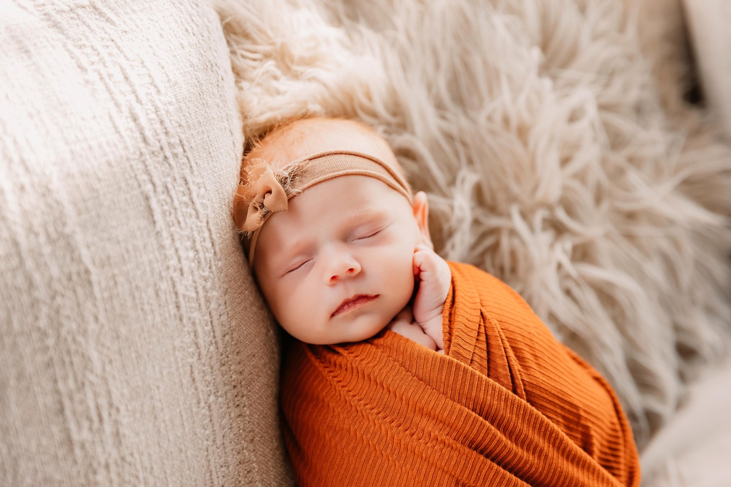 Newborn sessions move at baby speed — always.
Feeding breaks, snuggles, soothing… it’s all part of the process.
You never have to apologize for your baby being a baby 🤍
