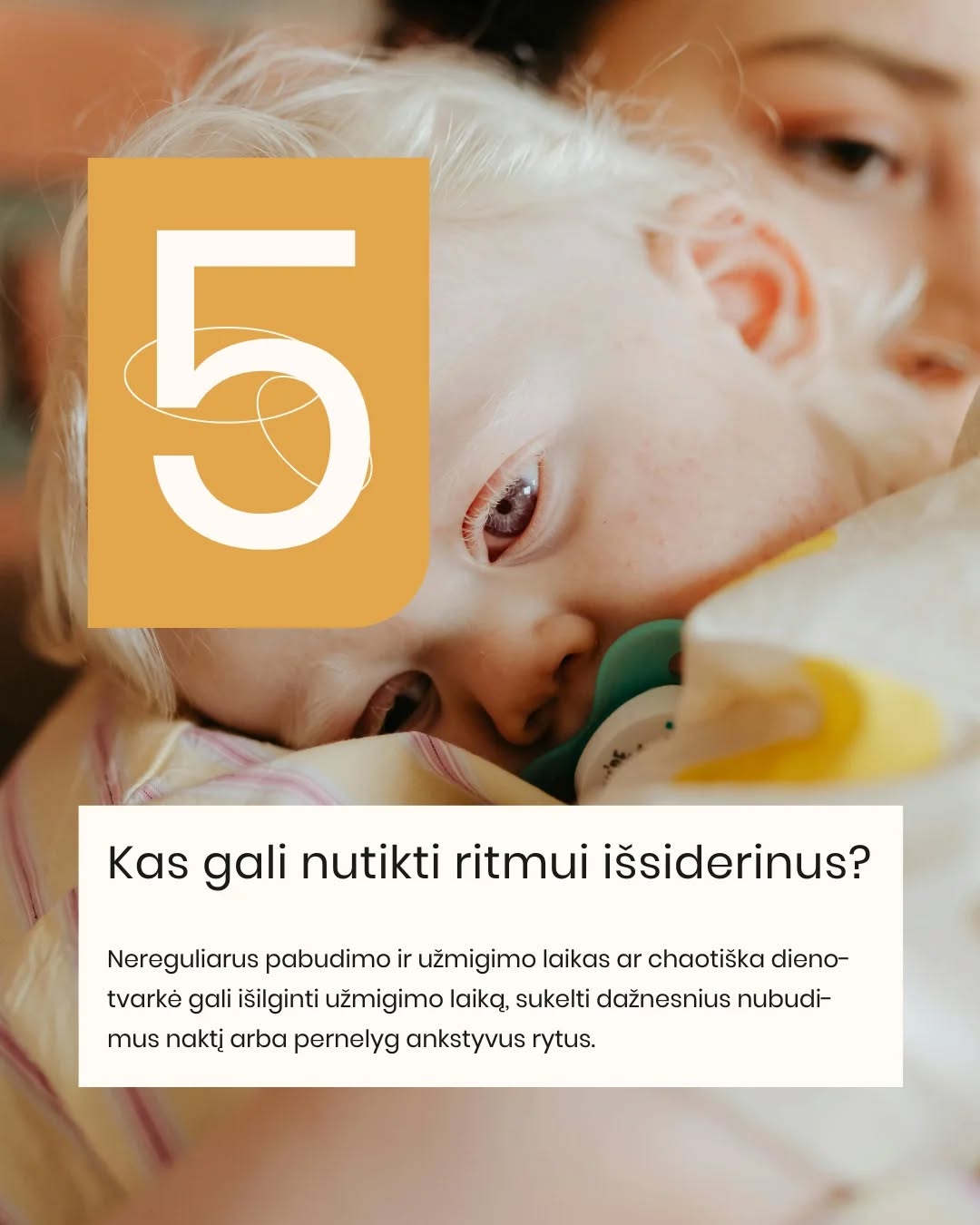 CIRKADINIS RITMAS. 🌙 Ar žinojote, kad vaiko miego ritmas nėra tik „gero įpročio“ reikalas? Tai biologinis procesas, kurį valdo cirkadiniai ritmai.
Cirkadinis ritmas – tai vidinis kiekvieno mūsų laikrodis, kuris organizme reguliuoja miego–budrumo ciklą, hormonų gamybą ir energijos lygį per ~24 valandas. Jis padeda kūnui natūraliai suprasti, kada jam laikas ilsėtis, o kada būti aktyviam.
🕰Vaikams šis ritmas formuojasi nuo pirmųjų mėnesių, o iki ~5 metų jis tampa vis stabilesnis ir panašesnis į mūsų, suaugusiųjų.
Tamsa skatina melatonino gamybą – hormono, kuris padeda užmigti. Šviesa, ypač mėlynos spalvos, atvirkščiai – signalizuoja organizmui, kad dar ne laikas miegoti.
👉 Nereguliarus grafikas ar netvarkinga diena gali „išmušti” šį ritmą ir apsunkinti užmigimą ar nakties poilsį.
ČIA į pagalbą ateina Purflo miego treniruoklis laikrodukas:
🔴 raudona šviesa – laikas ramiai lėtėti ir ruoštis miegui
🔵 mėlyna šviesa – rytas atėjo ir galime keltis
Tokiu būdu jūsų mažylis ima suprasti savo biologinį laikrodį per regimą ir lengviau nei žodžiai suprantamą ženklą – ir tai padeda kasdien palaikyti sveiką ritmą. ✨
🛒2025 m. „First time moms UK” apdovanojimų nugalėtoją „Snoozee“ laikroduką atraskite www.mylu.lt (ar per nuorodą bio).
Kovą jam -10% nuolaida!
#purflo #miegolaikrodis #mylushop #vaikumiegas #miegorutina miego superherojus tėvystė mamų gyvenimas purflo laikrodis snoozee