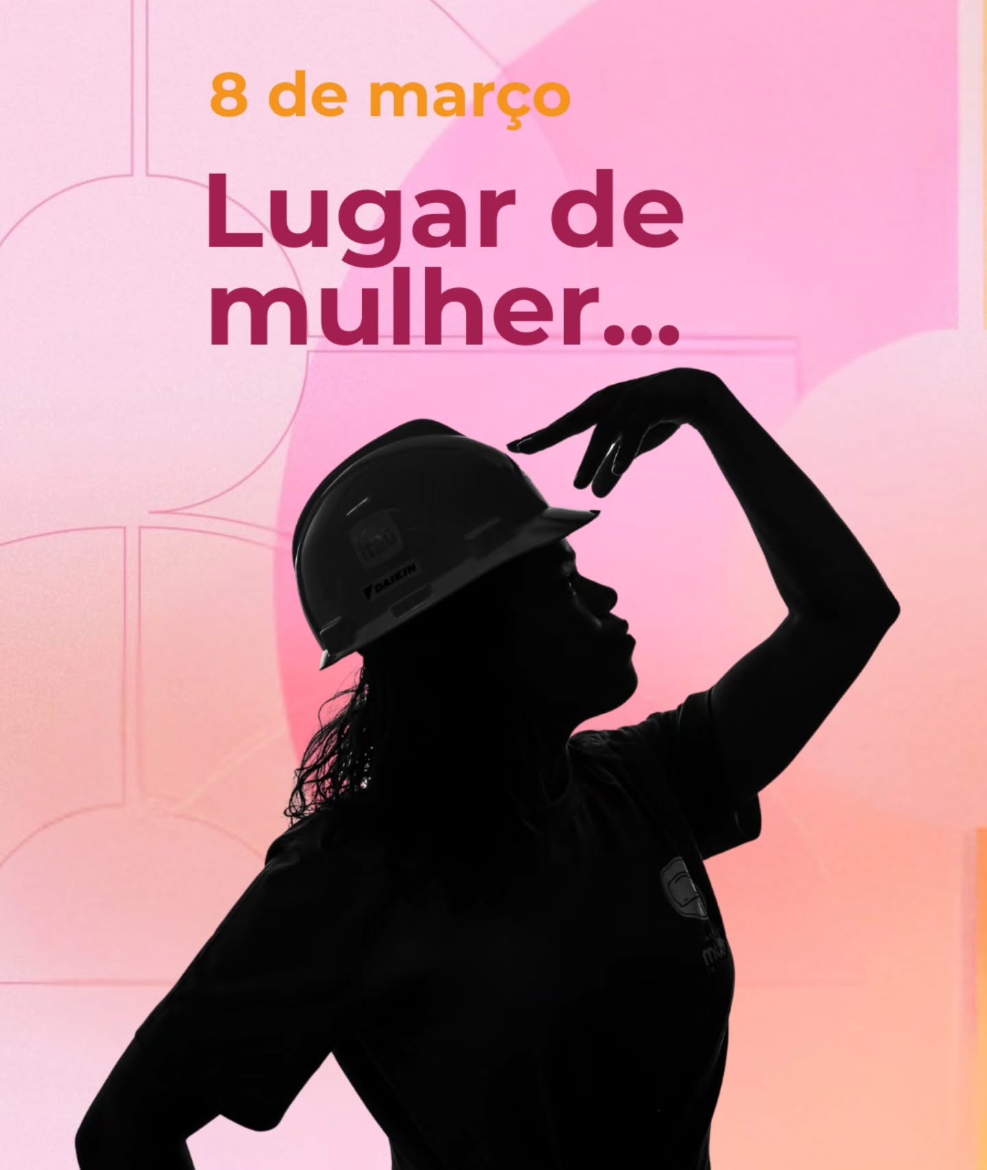 8 de março nunca foi apenas celebração para nós. É também memória, resistência e trabalho diário.
O Instituto Mulher em Construção nasceu justamente onde muitas histórias começam: na luta silenciosa das mulheres que precisaram reconstruir a própria vida. Mulheres que enfrentaram violência, desigualdade, descrédito. Mulheres que ouviram que não era o lugar delas e, ainda assim, seguiram.
Há 20 anos caminhamos ao lado delas. Abrindo portas em um setor que sempre disse “não”. Transformando capacitação em autonomia, trabalho, dignidade, futuro e possibilidades.
Porque o problema nunca foi a mulher. O problema sempre foi um sistema que ainda funciona sem ela. Neste 8 de março, reafirmamos nossa convicção:
Lugar de mulher é dentro da própria vida.
E ninguém mais decide isso por ela.
#DiaInternacionalDaMulher #LugarDeMulher #MulherEmConstrução #AutonomiaQueTransforma #20AnosIMEC