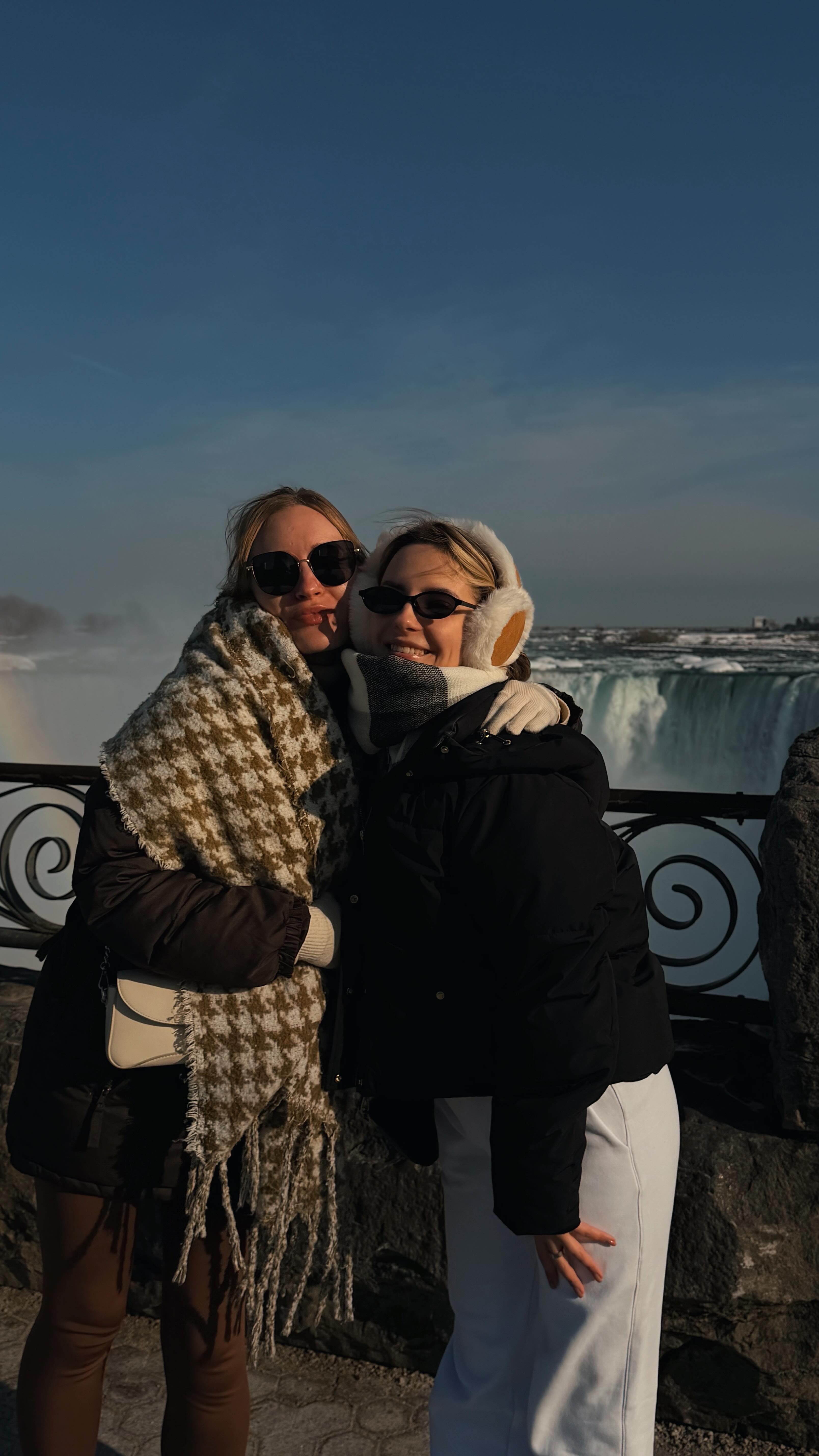 коли живете в різних країнах і зустрічаєтесь у рандомних місцях планети 💁🏼♀️🤍