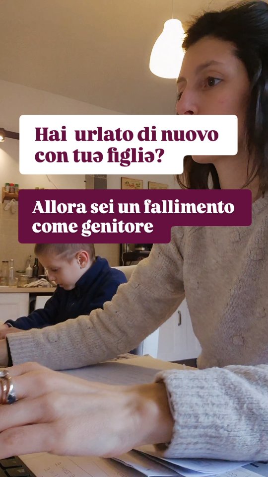 E se la tua reazione non parlasse di tuə figliə, ma di una parte di te che sta ancora aspettando di essere ascoltata?
Ti senti un genitore orribile perché hai alzato di nuovo la voce, perché è partita quella minaccia o quel riflesso automatico che da tanto stai cercando di modificare.
Quel meccanismo ha un nome e non coincide con la tua capacità di amare.
Si chiama trigger emotivo.
I trigger sono interruttori invisibili che si accendono in un istante e attivano reazioni intense, spesso sproporzionate, che nascono da ferite del passato, da bisogni attuali non soddisfatti, da convinzioni profonde o da paure che magari non sai neanche di avere.
Forse ti starai chiedendo perché succede proprio con i figliə? Perché hanno il "superpotere" di toccare proprio i nostri punti più sensibili.
Non è colpa loro e non è "cattiveria" tua: è che la relazione genitore-figlio riattiva lə bambinə che sei statə, i modelli che hai ricevuto e tutto ciò che hai dovuto reprimere per dirti "sono bravə".
Quando tuə figliə non ti ascolta o si dispera, non ti sta facendo "impazzire". Sta solo involontariamente accendendo qualcosa che è già dentro di te:
Il bisogno di essere consideratə e rispettatə.
La paura del giudizio degli altri.
La sensazione dolorosa di non contare nulla.
Cosa devi sapere sui tuoi trigger:
🧠 È biologia: Il tuo cervello entra in modalità "sopravvivenza". Non distingue tra passato e presente, tra minaccia reale o percepita e reagisce per proteggerti
🪞 È uno specchio: Spesso ti irrita ciò che a te ti è stato vietato da piccolə. Quella rabbia è una parte di te che chiede spazio
🔄 È una scelta: Riconoscere un trigger non significa avere sempre il controllo, ma acquisire la libertà di non esserne più succube.
Smettere di dire "Mi fai arrabbiare!" e iniziare a chiedersi "Cosa si sta muovendo dentro di me?" è il primo passo per interrompere il circolo del senso di colpa.
Alla fine siamo tutti genitori in cammino.
Un passo alla volta. Un semino alla volta. 🌱
✨ Oggi non guardare al comportamento di tuə figliə.
Guarda al tuo cuore: quale bisogno sta gridando in questo momento?
Se ti va, raccontamelo qui sotto, con tutta la gentilezza che meriti.