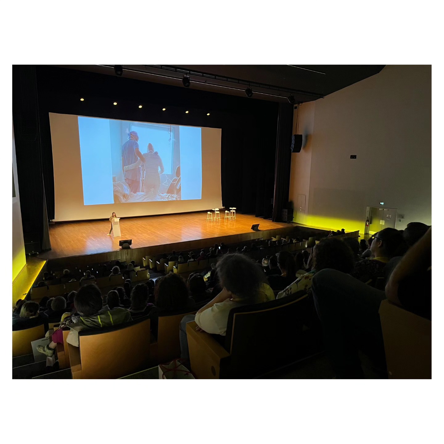 En Mai dernier j'ai partagé avec un amphithéâtre entier, rempli de soignants, mon passage en réanimation, mes traumas et mes peurs.
Je n'avais pas préparé cette conférence autant que la première, je suis montée sur scène et ai vidé mon sac devant toutes ces personnes.
Après avoir raconté mon histoire, je suis revenue sur mon ressenti actuel, où j'en suis, comment je me sens depuis tout cela.
Le fait est que malgré les rencontres et les beaux évènements, je n'ai jamais pris le temps de me confronter à moi même et à ce que je ressentais au plus profond de moi. Car il est plus simple d'être là pour les autres que de s'occuper de soi même. C'est le cœur lourd que j'ai partagé ces mots mais c'est en étant convaincue que c'était primordial pour moi que je l'ai fait, et j'ai été poussé et élevé par une équipe merveilleuse qu'est le CREUF NORD PAS DE CALAIS.
Je remercie le Dr Claire Boulle de Douai pour sa bienveillance, sa générosité et toute l'équipe CREUF NDPC qui œuvre pour le bien être et la prise en considération des trauma post réa de TOUS les patients.
Ma meilleure amie m'a dit "tu as l'air si petite sur la photo mais tu es si grande." Il est temps d'accepter. ❤️
Never give up.
Camille