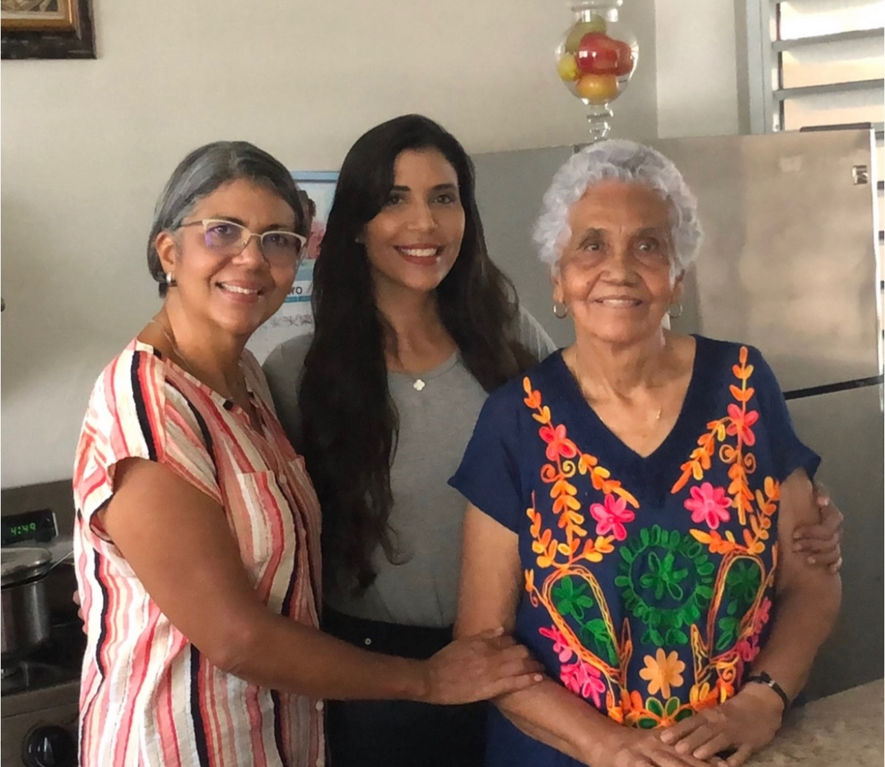 En esta foto no está Asunción, mi tataratatarabuela.
Tampoco está Cuque, mi tatarabuela.
Ni Digna, mi bisabuela.
Pero de alguna manera… sí están.
Están en los valores que heredamos.
En las historias que escuchamos de niñas.
En la forma en que aprendimos lo que significa trabajar, cuidar, resistir y seguir adelante.
Hoy en esta foto estoy con mi mamá Mariselle y mi abuela Mildred.
Y cuando las miro, sé que ellas han llevado el legado de esas mujeres de mi familia que yo no conocí, pero que abrieron el camino para que hoy yo pueda seguir alcanzando mis metas.
Son mujeres que vivieron tiempos que yo no viví.
Que enfrentaron luchas que quizás nunca entenderé del todo.
Pero gracias a ellas, mi camino hoy es distinto.
Ellas no hablaban de “liderazgo”.
No hablaban de “empoderamiento”.
Simplemente vivían con valor, responsabilidad e integridad.
Y así, sin discursos ni hashtags,
nos enseñaron quiénes debíamos ser.
Porque hay algo que muchas veces olvidamos:
los valores más importantes no se aprenden en un salón de clases.
Se aprenden viendo a nuestras madres, abuelas y bisabuelas vivir la vida.
Hoy, en este 8M, agradezco a todas las mujeres de mi familia que construyeron los peldaños para que yo pudiera seguir alcanzando metas.
Y te invito a pensar en esto por un momento:
¿Qué mujeres —presentes o ausentes— ayudaron a construir la mujer que eres hoy?
Porque muchas veces el éxito que celebramos hoy empezó con el sacrificio silencioso de otra mujer.
#8M #DiaInternacionalDeLaMujer #Gratitud #LegadoFamiliar