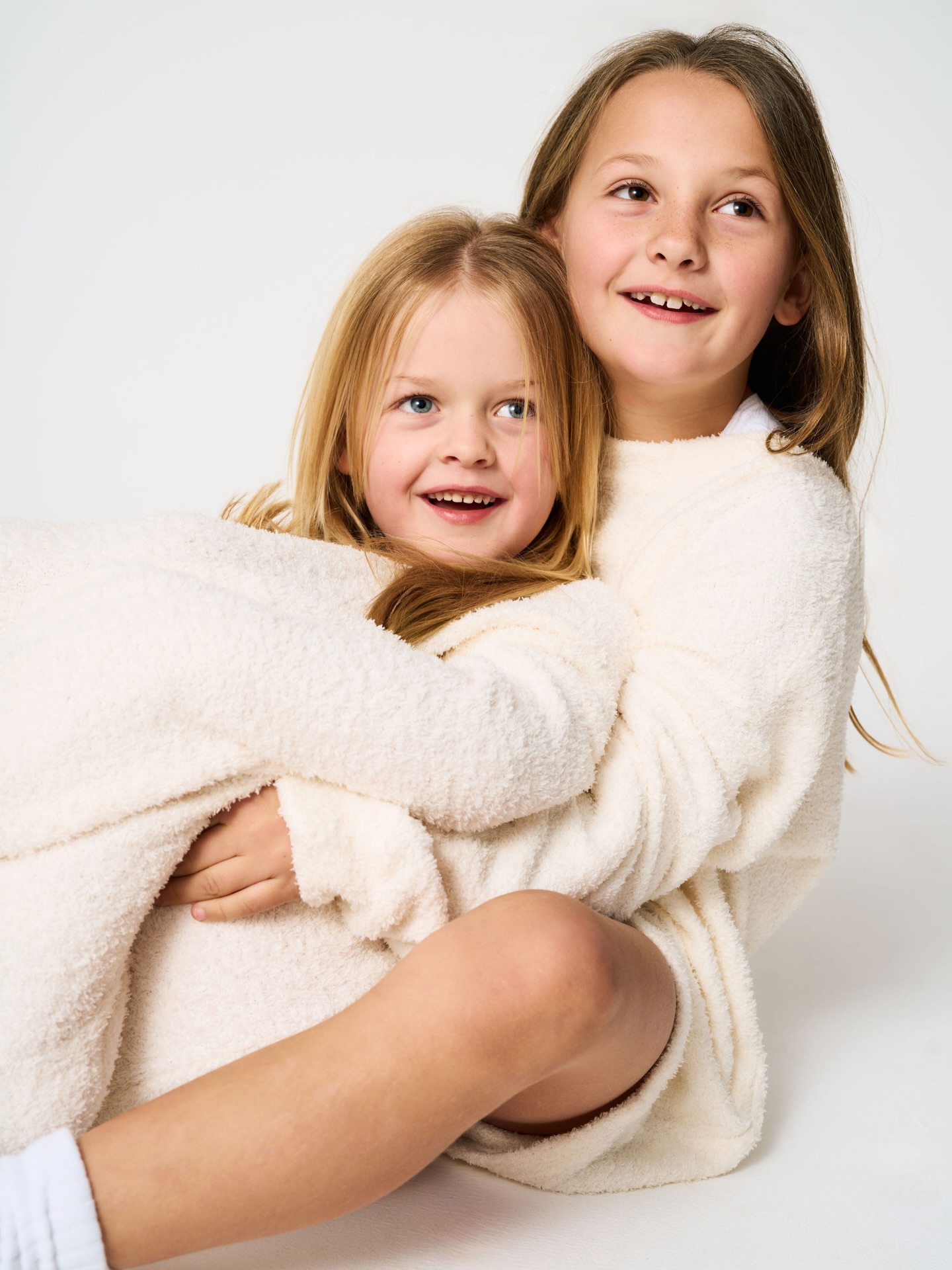 Sisters.
Best friends.
Built-in confidants for life.
One day they’ll look back at these and laugh at who they were —
and I love that they’ll have this moment to return to. 🤍
Mini Me bookings are open for March.