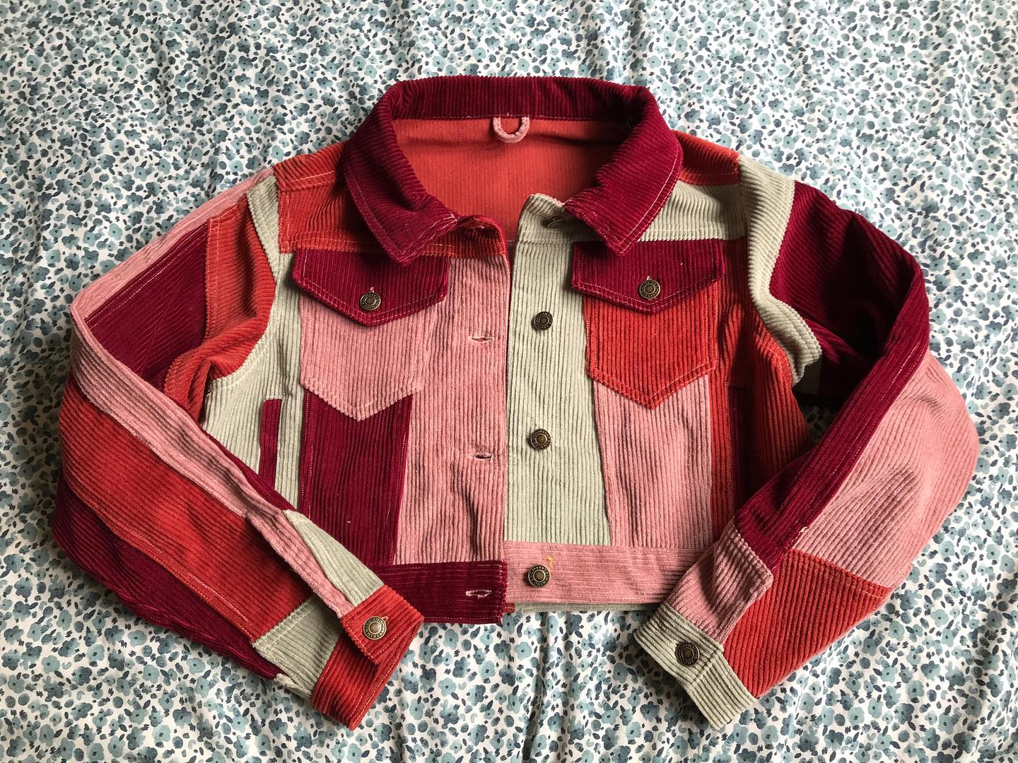 Another corduroy jacket😅 this time made in three and half days😵💫 (had to rush so not as neat as I’d like!!) from the scraps of the last two jackets!
Also this time it’s not been made for my sister, but for a character in a film set to start shooting in just over a week!! Fingers crossed I can sort all the costumes out in time as I don’t really feel anywhere near ready🤞🏻😬🤞🏻
#corduroy #corduroyjacket #colourblock #jacket #handmadejacket #costume #costumedesign #costumeforfilm