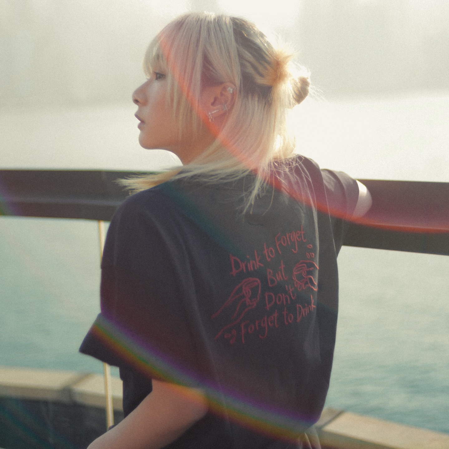 今晚只做一件事:DRINK TO FORGET, BUT DON’T FORGET TO DRINK.
刺繡T-Shirt黑色版本
@sumiremak 穿著中碼示範
中/大/加大碼已經於網站上架 (iPhone用家可截圖然後長按連結進入網站)https://rb.gy/663uvp