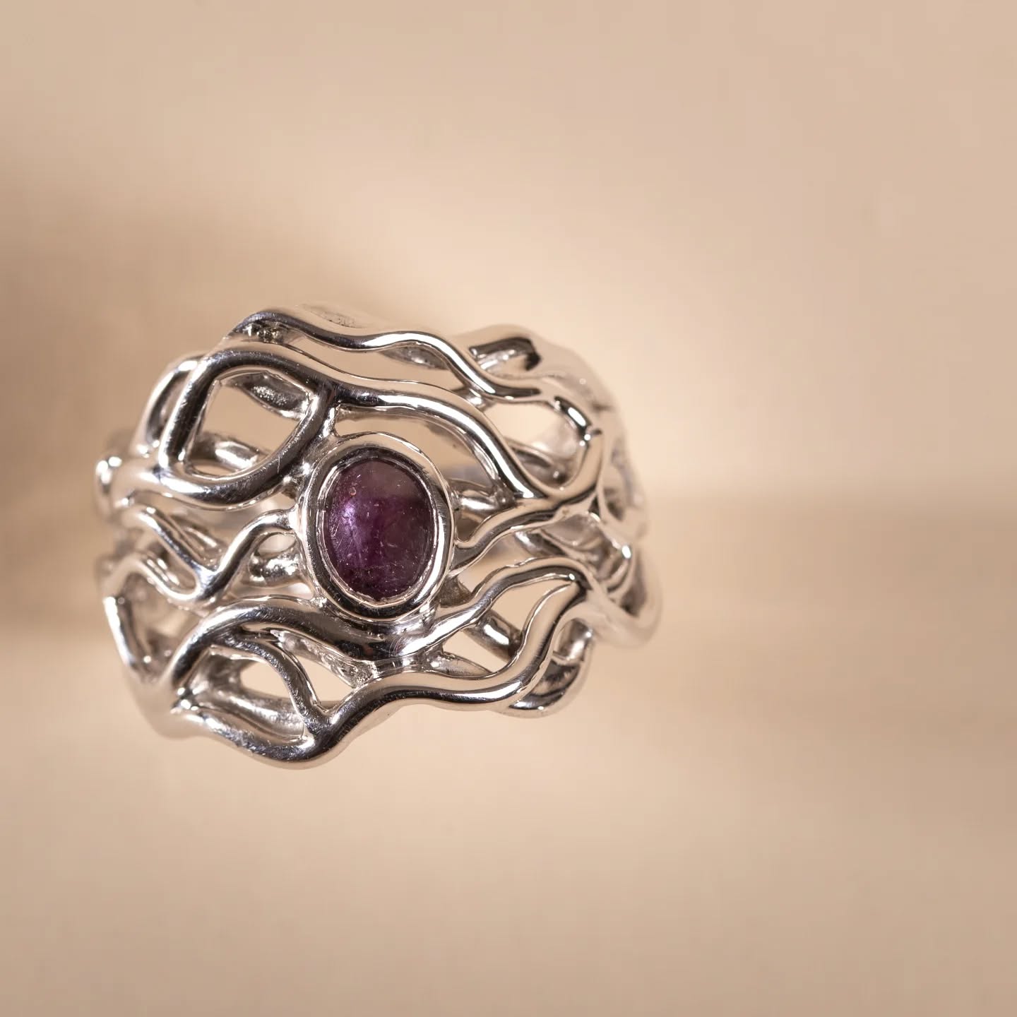 ✨✨ Bague rubis étoile réalisée sur mesure ✨✨
Voici une belle bague en argent et rubis étoile serti réalisée sur commande pour être offerte lors d'un anniversaire important.
Merci à notre cliente d'avoir choisi ce beau modèle pour l'offrir à sa fille 💜
✨ Si vous aussi souhaitez célébrer un anniversaire avec un beau bijou personnalisé, contactez-nous pour en parler.
✨ Nous vous accueillons à l'atelier boutique à Yzeron sur rdv selon vos disponibilités.
📸 @gabriel_joannas_photographie
✨✨ Arte-Sincero artisans bijoutiers créateurs installés dans les monts du Lyonnais entre Lyon et Saint Etienne nous réalisons vos bijoux sur mesure bijoux ecoresponsables en or ou argent recyclé bijoux d'inspiration organique ✨✨