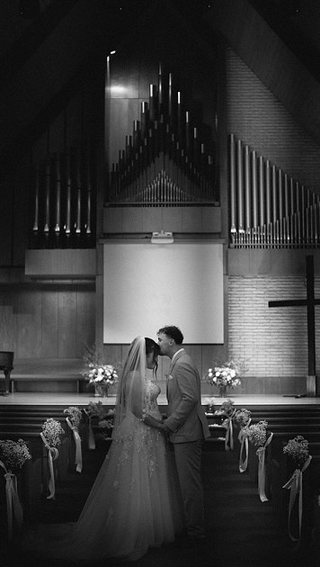 Love is so engrained in our soul. Love heals, love hurts the deepest when we lose it, love is what will unite us.
#artist #weddingphotography #pnwphotography #pnwweddingphotographer #pnwwedding