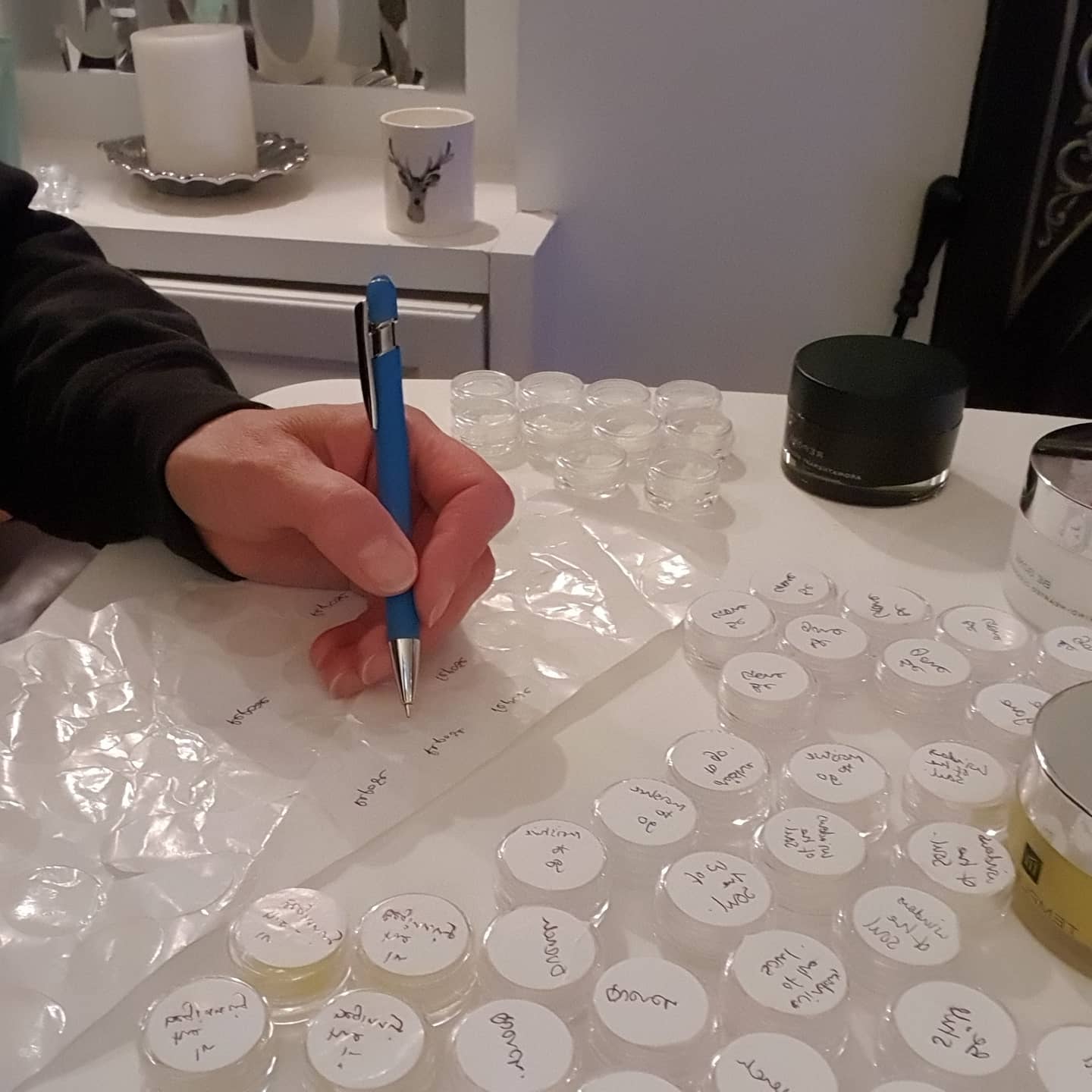 Busy morning in the sample factory as we get ready to send out packs in the post for all the online classes.🤩 #onlinefacial #spatogo #salon@home #allages #skincare #spafacials #londoncolneybusiness #stalbansbusiness #radlettbusiness #pamperyourself #pamer #teenageskin #teenageskincare