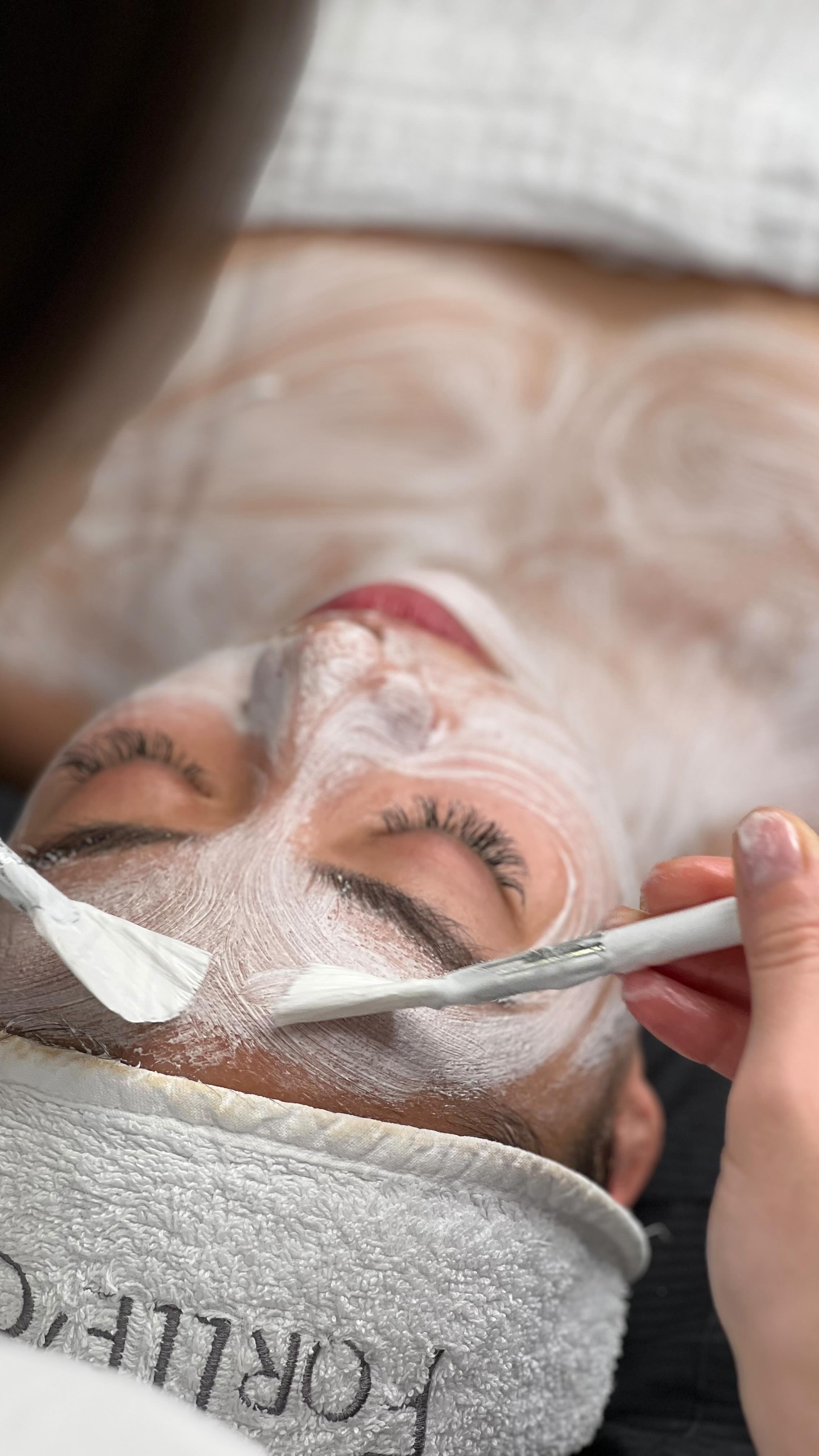 Ein Moment, in dem einfach alles kurz still wird.
Keine Nachrichten. Keine To-Do-Liste. Nur Entspannung, Pflege und Zeit für dich und deine Haut. 🤍
Genau darum geht es bei einer Facial-Behandlung:
abschalten, runterkommen und deiner Haut das geben, was sie wirklich braucht.
💬 Jetzt mal ehrlich: Wann hattest du das letzte Mal eine Stunde nur für dich – ohne Handy? Schreib es in die Kommentare.
#dresden #hydrafacial #kosmetik #circadia #kosmetikdresden