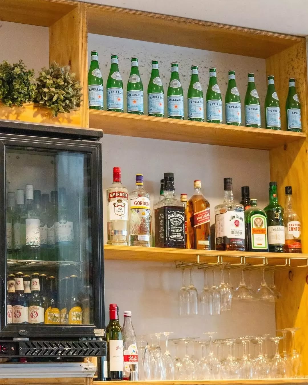 City days roll straight into city nights! 🍸🌆
When work wraps up, Pok Pok Junior is the spot to settle in with a cold drink, good company and that Bangkok street buzz tucked just off Bourke Street.
Book your table via the link in bio and tag your post work drink buddies below! 😉
#MelbourneCBD #ThaiFoodMelbourne #PokPokJunior #MelbourneLunch #AsianStreetFood