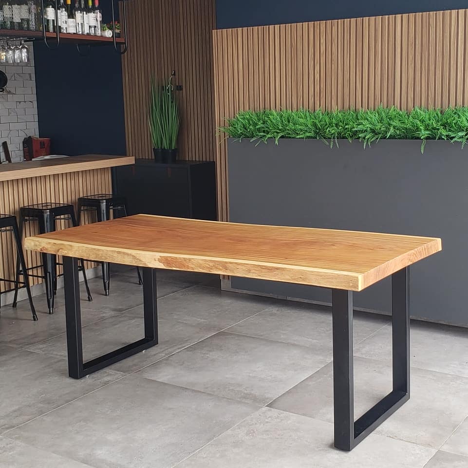 Detalhes que fazem a diferença. Essa Mesa em Madeira Cumarú caiu como uma luva nesse espaço gourmet.
#woods #resinaepoxi #handmade #madeira #rusticdecor #decorstyle #madeiramaciça #
