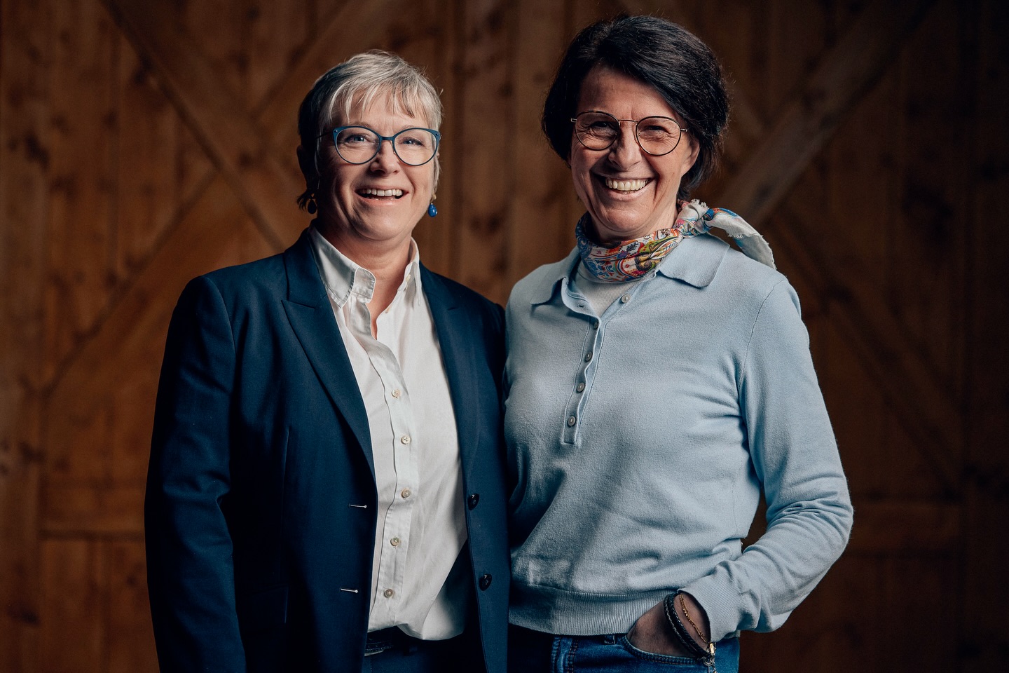 LORENZ WEINKOLONNADE 🧡
Karin und Corinne sind unsere Gastgeberinnen in unserer @lorenz_weinkolonnade im Herzen des Kreuznacher Kurviertels.
Kommt gerne auf ein Glas Wein vorbei, lasst euch beraten und stöbert euch durch unser Weinsortiment. ✨
Unsere Öffnungszeiten findet ihr auf unserer Homepage. 🫶🏼
#lorenzweinkolonnade #lorenzundsoehne #weingut #gastgeberinnen #vinothek