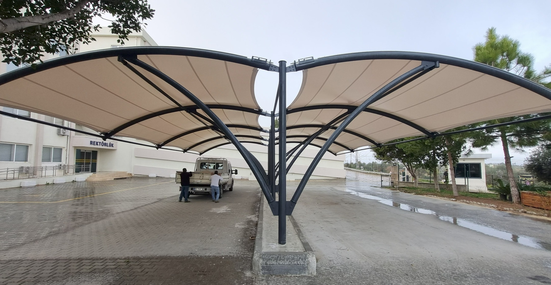 ÜNİVERSİTE KAMPÜS OTOPARK ÜST ÖRTÜ; TARSUS_TÜRKİYE
UNIVERSITY CAMPUS PARKING LOT CANOPY; TARSUS_TURKIYE
( Gölgemizdesin 🥰 - Under our Shade 🥰 ) #autopark #padel #asmagermemembran #tensilefabric #tekstilmimarisi #textilearchitecture #mimaritekstil #hibritsistemçözümü #hybridsystemsolution #tasarımvemühendislik #designandengineering #imalatveuygulama #manufacturingandapplication #hightechtensilefabric #meshcephe #meshfacade #carpark #hotel #tensile #fabric #canopy #HTTF #sporyapıları #sportfacilities #orangepadel #modularsystems #depoyapıları #stroge