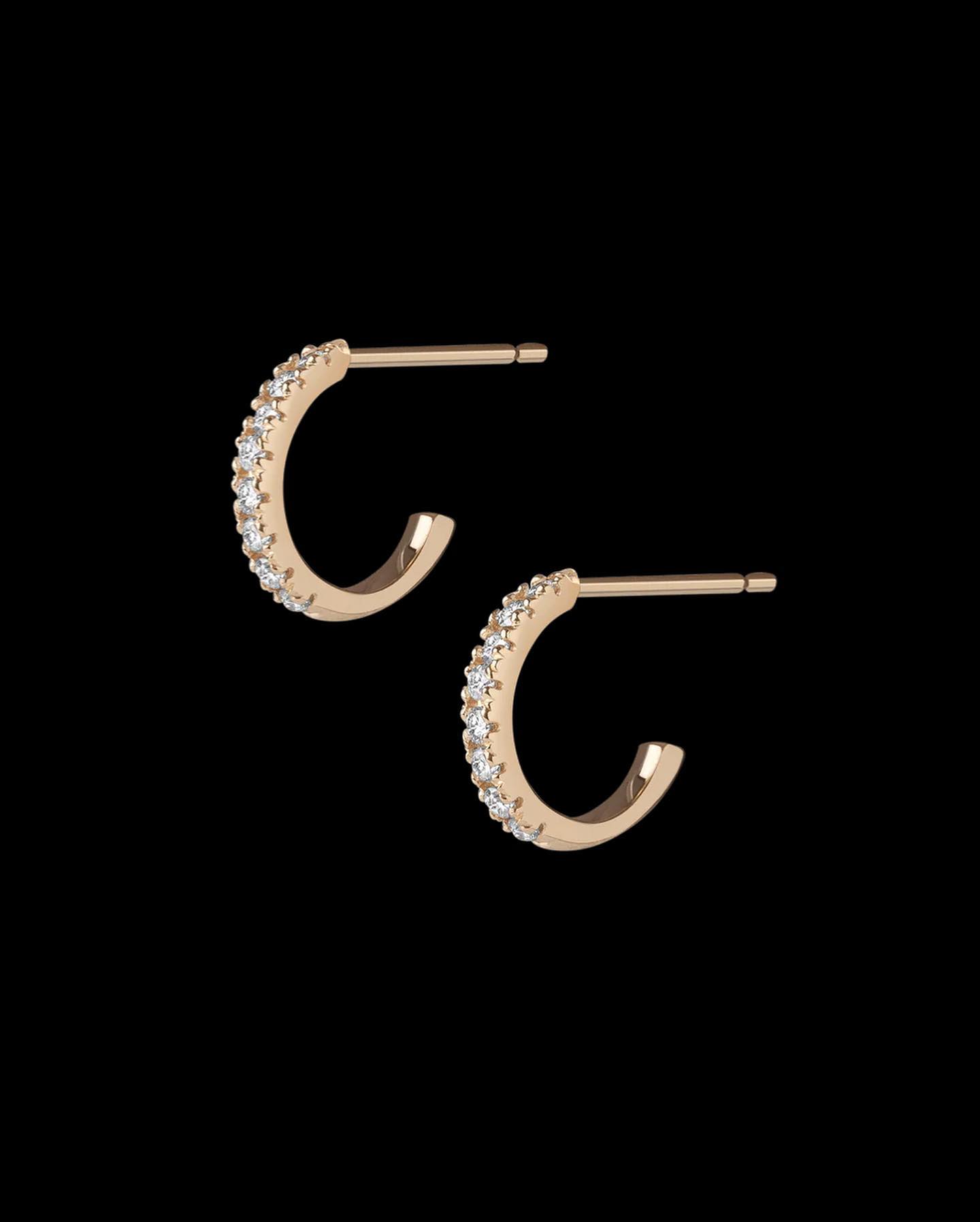 Huggie diamond earrings
#diamond #diamondjewellery #earings #diamondearings #kazaonline #giftkaza #luxury #minimal #gift #giftideas