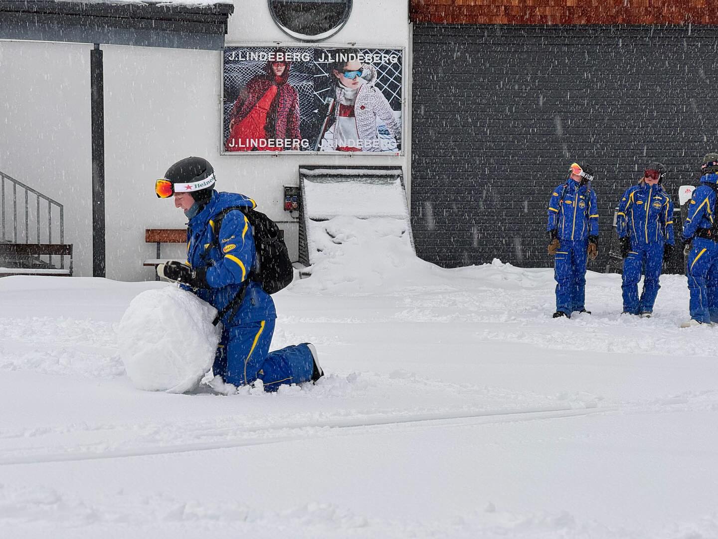 When you are at avalanche level 4 and there is no one to teach, what else do you do ⛄️⛄️⛄️ #stanton #stantonamarlberg #skiing #snow #snowday #whiteout