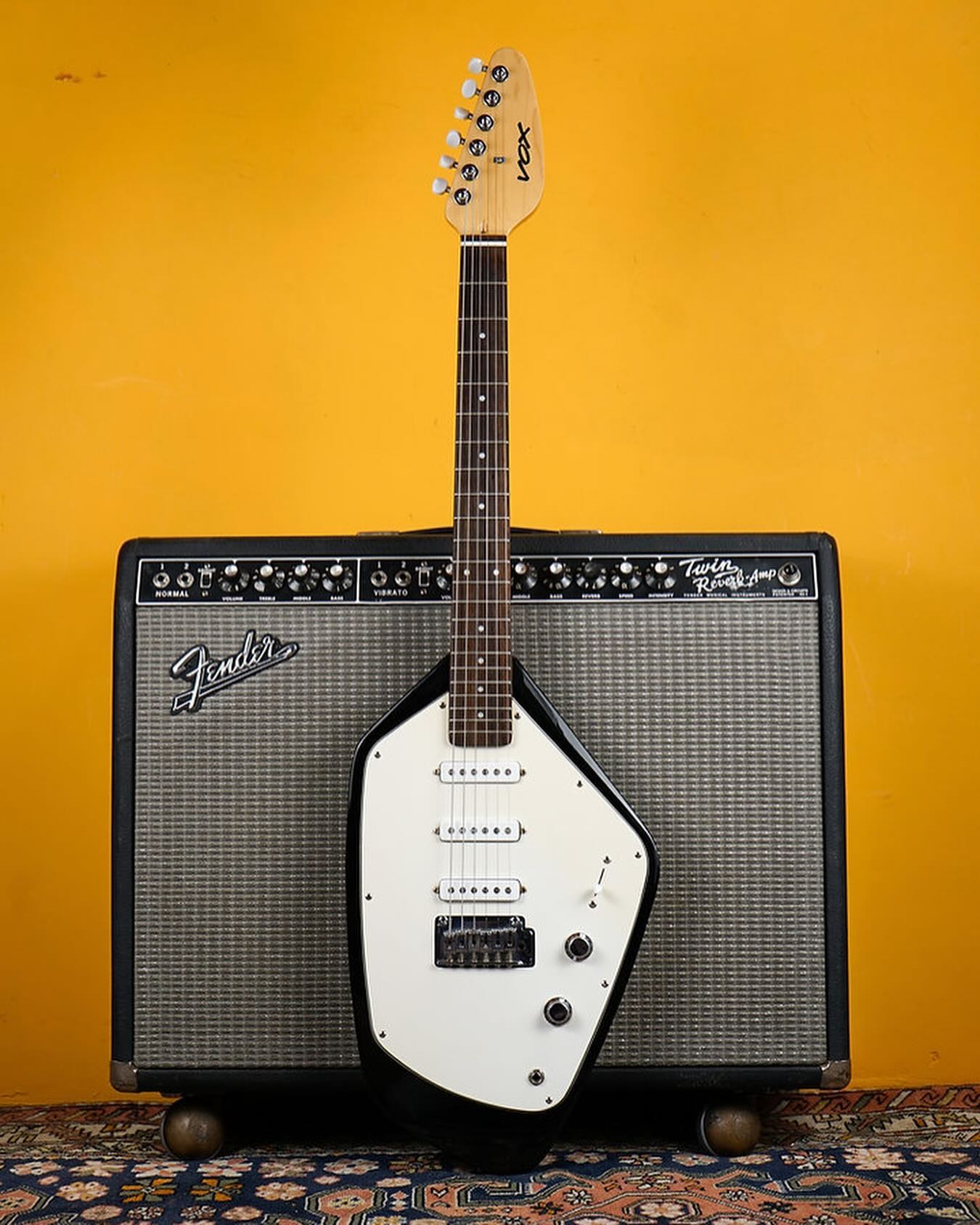 For Vox sake!
2014 Vox Phantom reissue.
I’ve found this body shape to be quite divisive! For me though, it’s a winner.