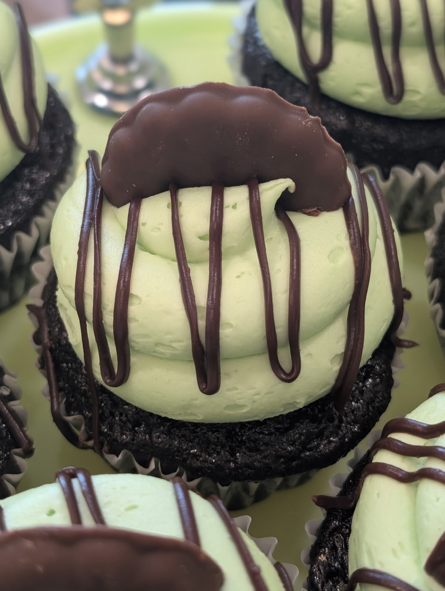 Friday flavors!! We love our new Spring flavors…..come and get ‘em, we’re open until 6pm! It’s also a Sharks game day! Sharksfetti & Black & Teal available while they last! #spring #cupcakes #sanjose #dessert #yumm