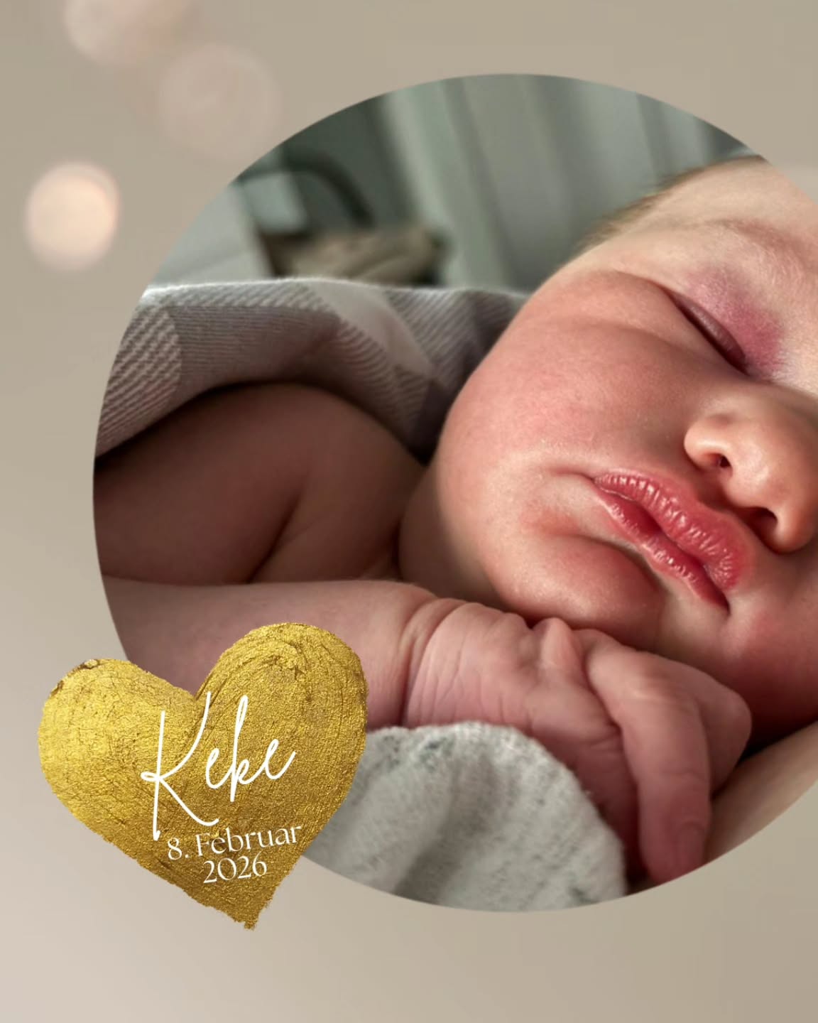 Liebe Keke ✨️
Wie schön, dass wir dich auf deiner Geburtsreise begleiten durften. Noch eine Stunde vor Geburt waren die Wehen nicht so intensiv, doch als der Funke übergesprungen ist, ging es sehr schnell.
Dennoch hat deine Mama dich ganz ruhig und total selbstverständlich geboren. Dein Papa war eine tolle Begleitung.
Bereits bei deiner großen Schwester durften wir deine Eltern begleiten.
Vielen Dank für eurer Vertrauen!
#geburtshaus #außerklinischegeburt #hebamme #löhne #7