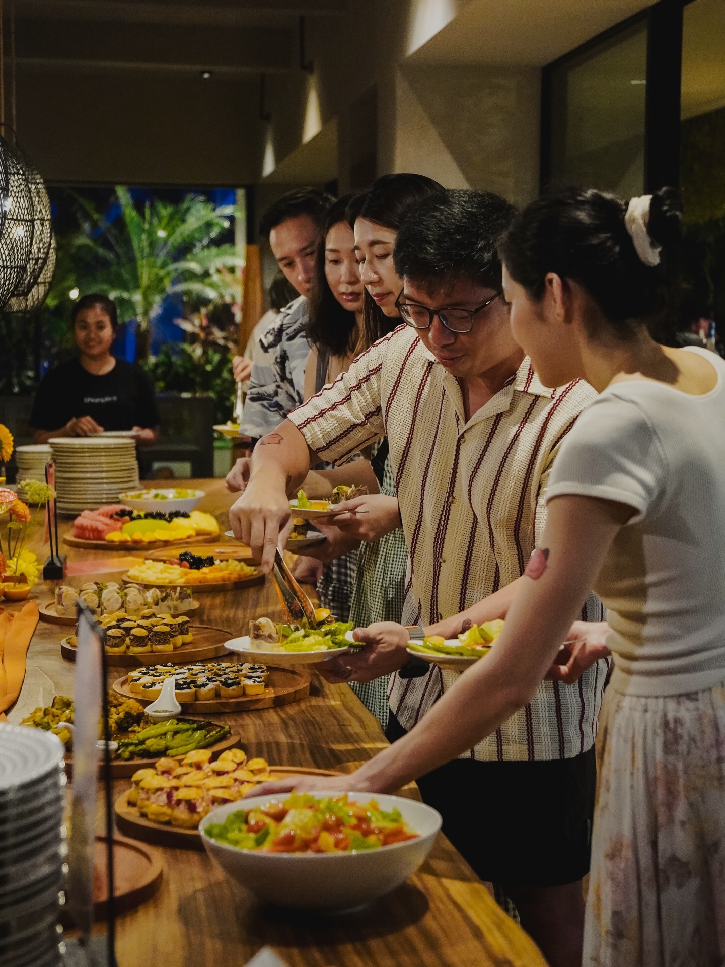 Buffet-Style catering by CHAMPERS ⚡️
A perfectly curated buffet-style experience — beautifully presented, effortlessly served
Every menu is tailored and agreed upon in advance to match the concept, mood, and preferences of your event. From refined appetizers to satisfying mains — everything was fresh, flavorful, and designed to impress ✨
Planning your event?
DM us and we’ll send you our catering menu 🥘