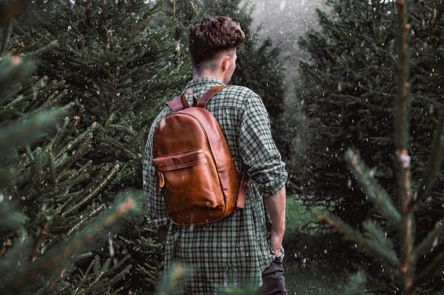 WHO’S FEELING F*****G CHRISTMASSY THEN???!!!!! This morning I threatened to eat someone’s 7th advent calendar chocolate and it was NOT well received. Here’s some tree stalking I did for @mahileather. Get a look at that bag! Phwwwwoooooooaaar!! #leathermaskell #howstheleatherupthere #leatherthedevilyouknow #ithinkileather #leatherseemherinmylife #leathersayleather #thespywholeathedme #leatherleatherpantsonfir #leathertalktomelikethatagain #leatherfromeastenders #hahahahahaeather 🤧🤭