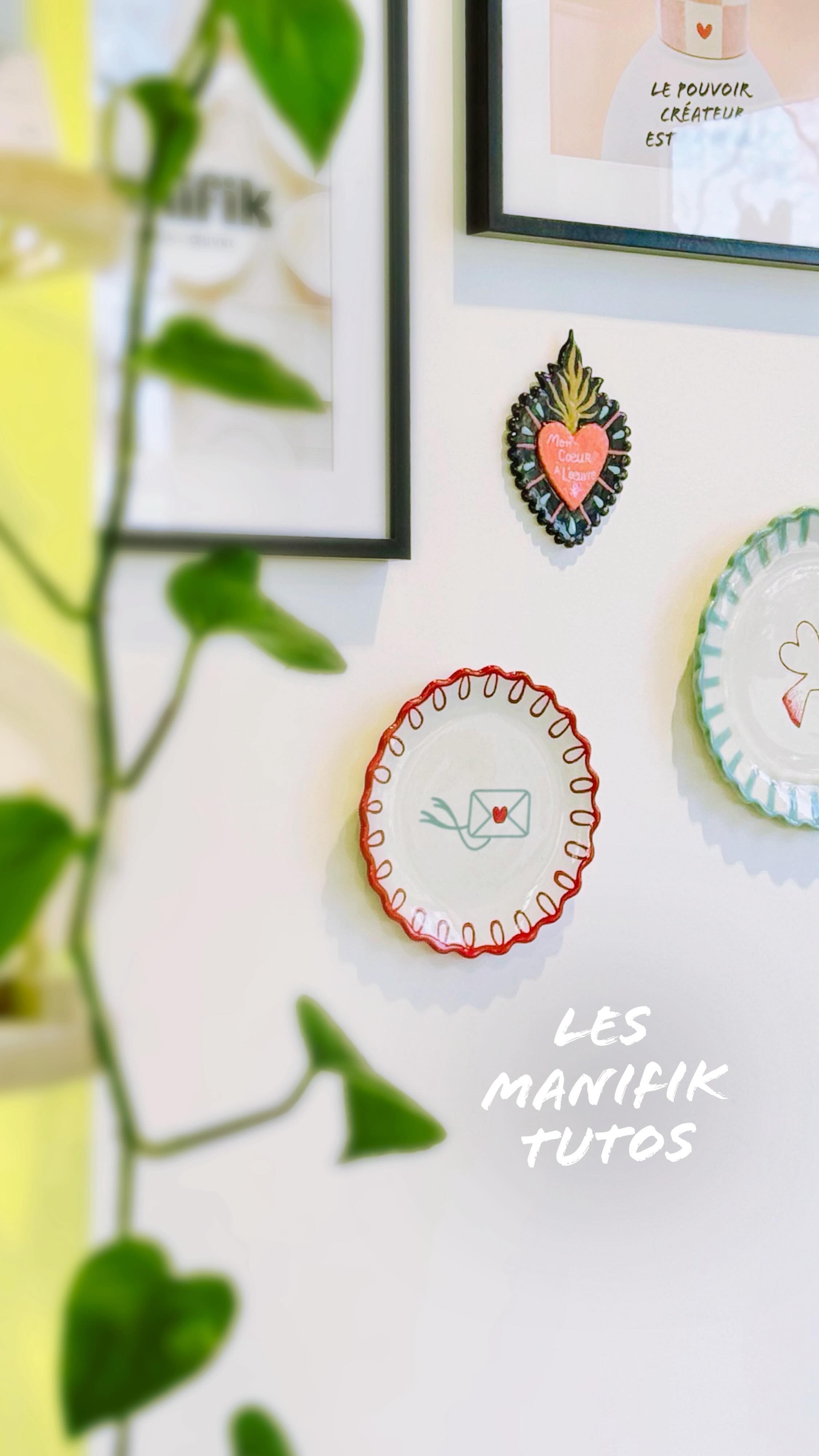 ♥️ Nouveau Manifik tuto vidéo !
Ce tutoriel vient clôturer notre thématique LOVE, car oui, nos hirondelles Manifik prennent leur envol pour laisser place à de nouvelles créations…
Ce design exclusif made in Manifik rejoint les précédent et est à retrouver dans notre classeur de motifs au Manifik Café. Il peut être facilement reproduit grâce à la technique du papier transfert, à nous demander directement au comptoir.
Et avec nos nouvelles pipettes de couleurs, c’est encore plus simple de dessiner à la peinture de petits détails et des tracés fins 🖌️
Vous le savez, chez Manifik, on est toujours à l’affût des bonnes idées. Cette fois-ci, on vous montre comment détourner une assiette en jolie décoration murale grâce à un système d’accroche tout simple.
Une belle façon de prolonger l’expérience de la peinture sur céramique et d’ajouter une touche créative à votre intérieur ✨
♥️ Envie de créer votre propre set d’assiettes murales ?
Alors réservez votre séance au Manifik Céramic Café à Strasbourg, directement sur notre site manifik.fr
atelier céramique Strasbourg - peinture sur céramique - céramique café Strasbourg - activité créative Strasbourg - atelier créatif Strasbourg - tutoriel céramique - tuto vidéo- décoration murale céramique - DIY céramique - assiette décorative murale - design céramique artisanal - technique papier transfert céramique - atelier poterie Strasbourg - céramique artisanale - loisir créatif Strasbourg
#peinturesurceramique #manifikceramiccafe #tutorial #decomurale #strasbourg