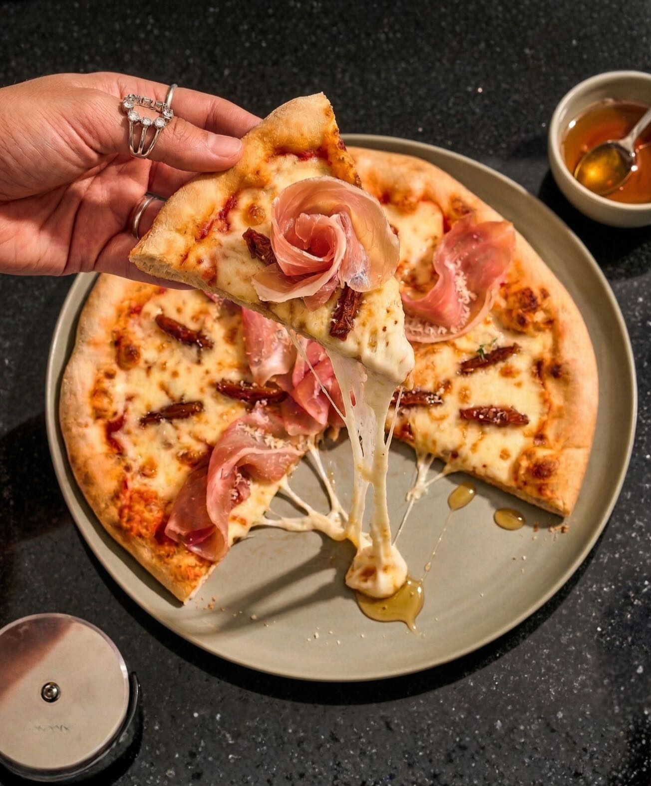 🤩 Nuevo sabor - La irreverente. Una explosión de sabor en cada bocado. Disfruta la increíble fusión entre las notas saladas del prosciutto y el toque dulce de los dátiles.
#bittapizza #coolpizza