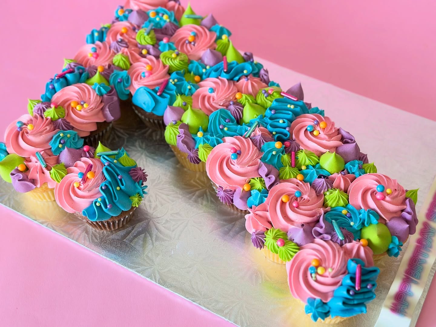 Seven never looked so sweet. 🧁✨
#MississaugaBakery #MississaugaCakes #MississaugaEats #BirthdayCake #NumberCake #CupcakeCake #CupcakePullApart #ButtercreamLove #NutFreeBakery #BirthdayTreats