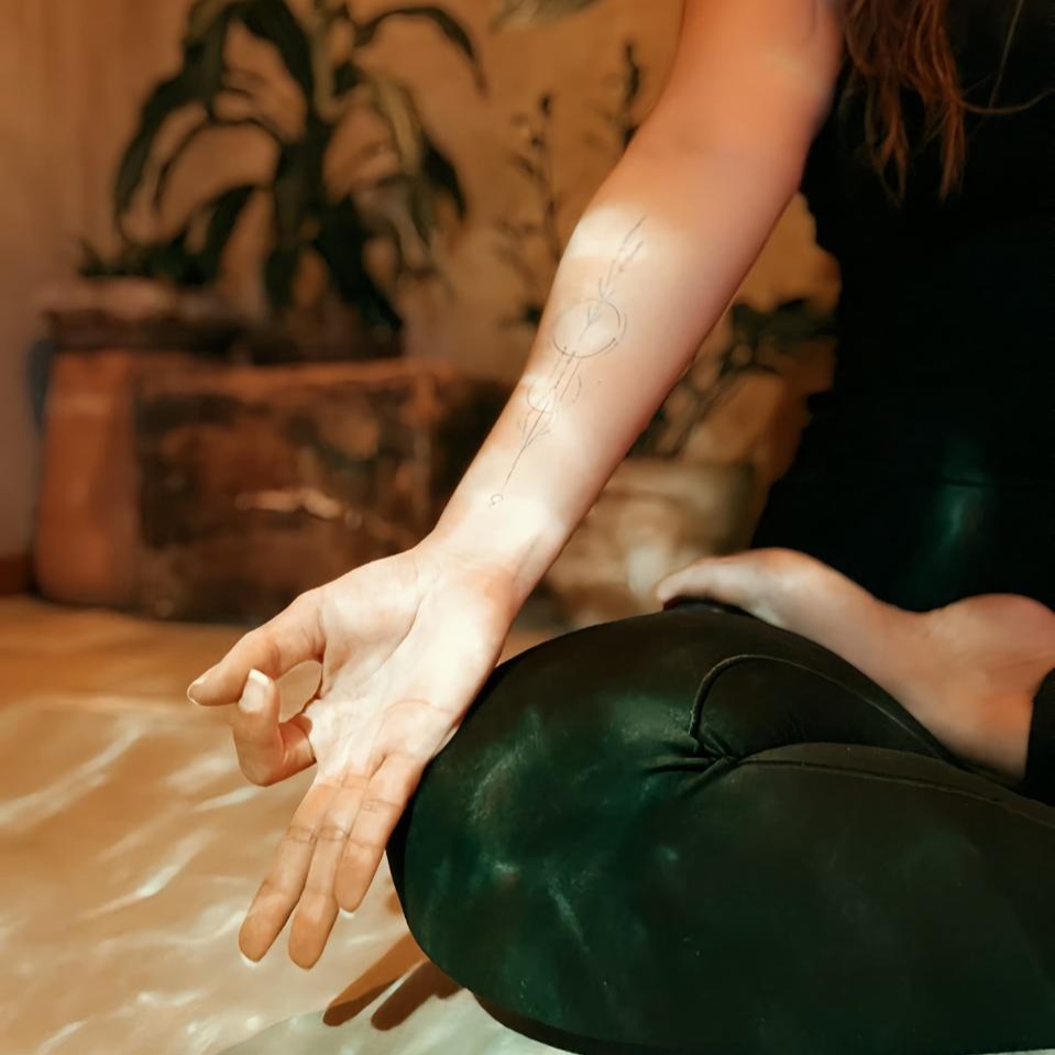 ✨Querida Gaby @tinturas.bombon ,
Hoy queremos agradecerte profundamente por todo lo que compartiste en Tribu.
Tu presencia, tu energía y cada práctica guiada dejaron huella en este espacio y en cada persona que tuvo la oportunidad de coincidir contigo en el tapete.
Gracias por lo enseñado, por lo aprendido juntas y por la dedicación con la que acompañaste a nuestra comunidad. Cada clase fue una semilla 🌿
Que tu camino siga lleno de crecimiento, luz y experiencias que nutran tu corazón tanto como tú nutriste este espacio ✨
Tribu siempre será tu casa.
Con mucho cariño y gratitud,
- Jos, Tribu Yoga 💛