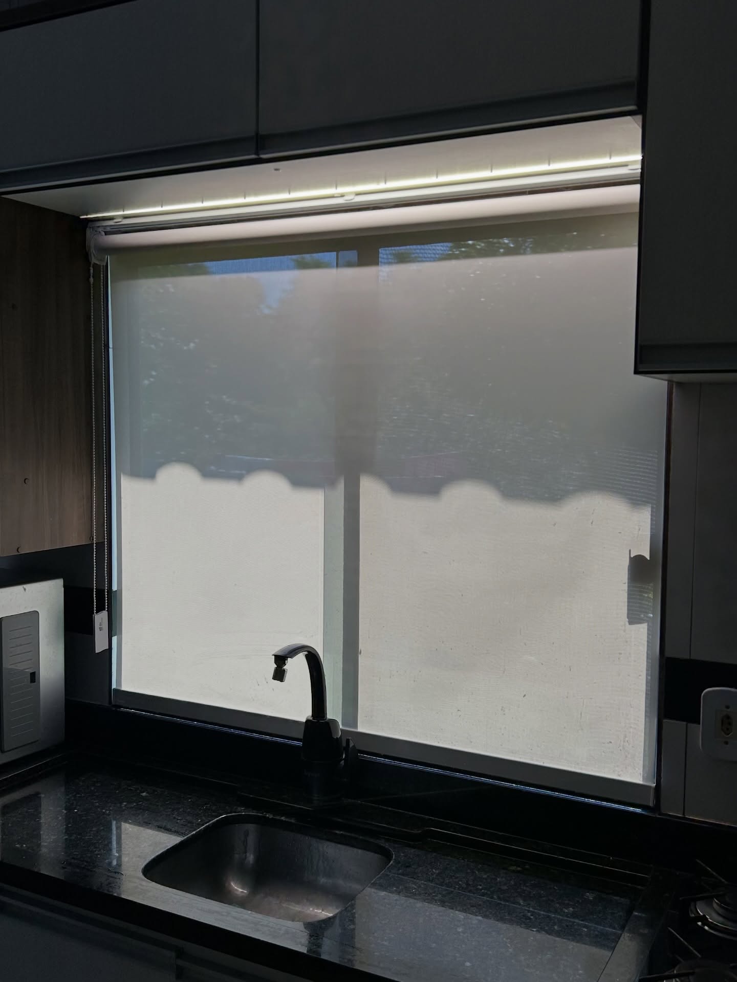 Controle de luminosidade com leveza e sofisticação.
A persiana tela solar permite a entrada de luz natural de forma suave, reduz o calor e protege contra os raios UV, sem bloquear totalmente a vista externa.
Ideal para cozinhas, salas e ambientes corporativos, ela garante conforto térmico, privacidade durante o dia e um acabamento moderno e minimalista.
✔ Redução de calor e ofuscamento
✔ Proteção contra raios UV
✔ Mantém a visibilidade externa
✔ Fácil acionamento e baixa manutenção
✔ Design clean que valoriza o ambiente
Funcionalidade e estética no equilíbrio perfeito.