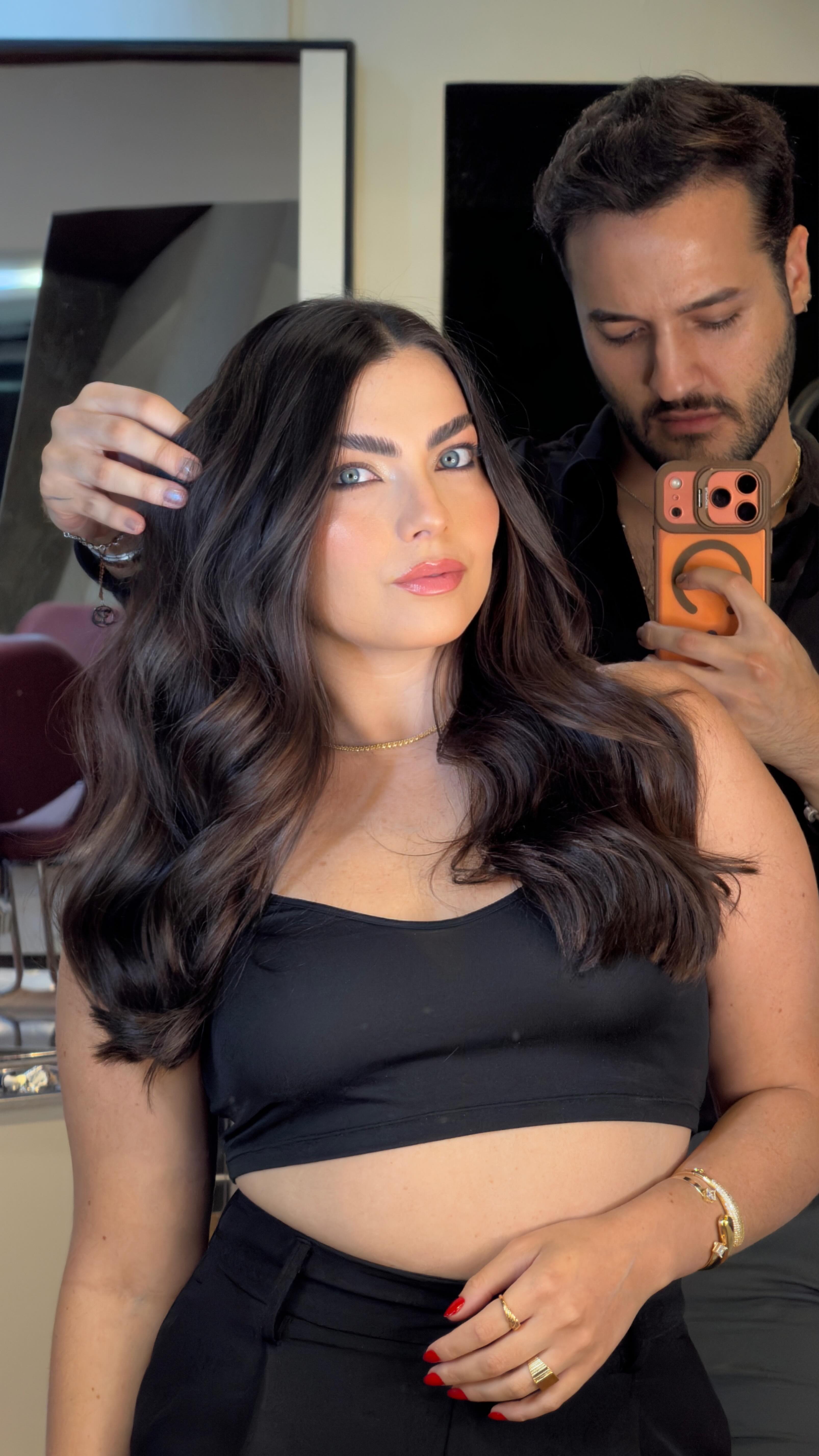 CHOCO DARK 🍫🖤
.
Musa @luanabett_mkt
Makeup @mariaeduardamakeup.__
.
Fechamos o tom, respeitamos a raiz natural e entregamos profundidade com elegância.
Menos contraste.
Mais identidade.
Você teria coragem de escurecer assim? ✂️✨
.
.
.
.
#morena #iluminada #jadepicon #hair #coffee