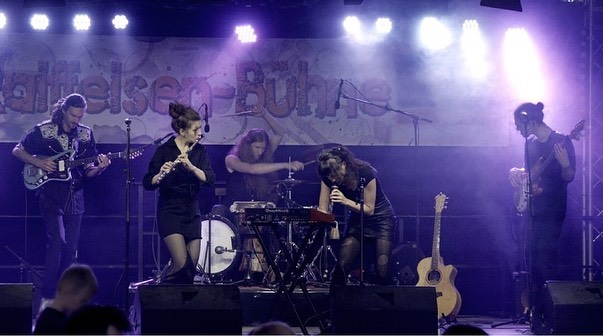 🥳🎶 Was waren das für geile Konzerte in den letzten Tagen mit @joebandmusic.
Hier ein paar Eindrücke vom wundervollen Sinnflut-Festival Erding.
Danke ihr tollen Leute, danke @sinnflut_erding
#konzertphotographie #livekonzert #sinnflut #kulturuferfriedrichshafen #joebandmusic #joeband #jazzflute #audixmic #festival #stage #progressivemusic