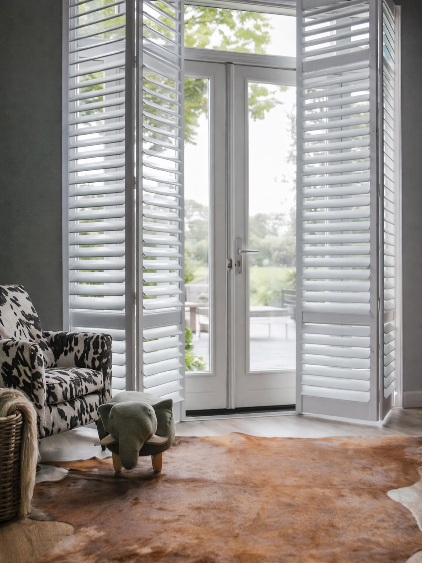 Shutters geven een ruimte direct een rustige en stijlvolle uitstraling.
Met de verstelbare lamellen bepaal je eenvoudig zelf hoeveel licht er binnenkomt en hoeveel privacy je wilt. Tegelijk vormen ze een prachtige, tijdloze toevoeging aan je interieur. In onze showroom laten we je graag de verschillende kleuren, materialen en mogelijkheden zien!