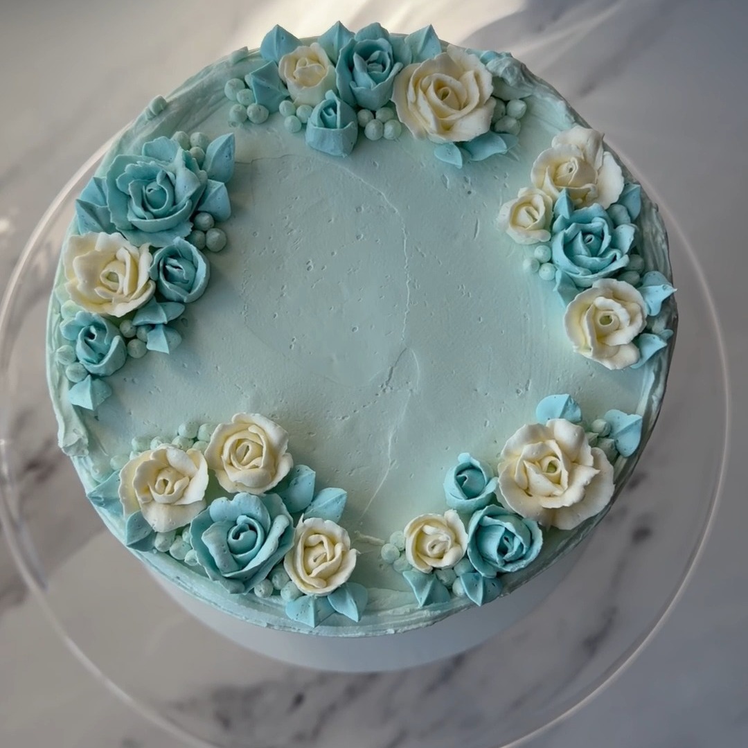 A little rhapsody in blue 💙✨
Hand‑crafted buttercream roses and smooth pale‑blue tiers, created to bring a moment of sweet joy to a special birthday celebration.
#bostonbaker #southendbaker #happybirthday #cakeart