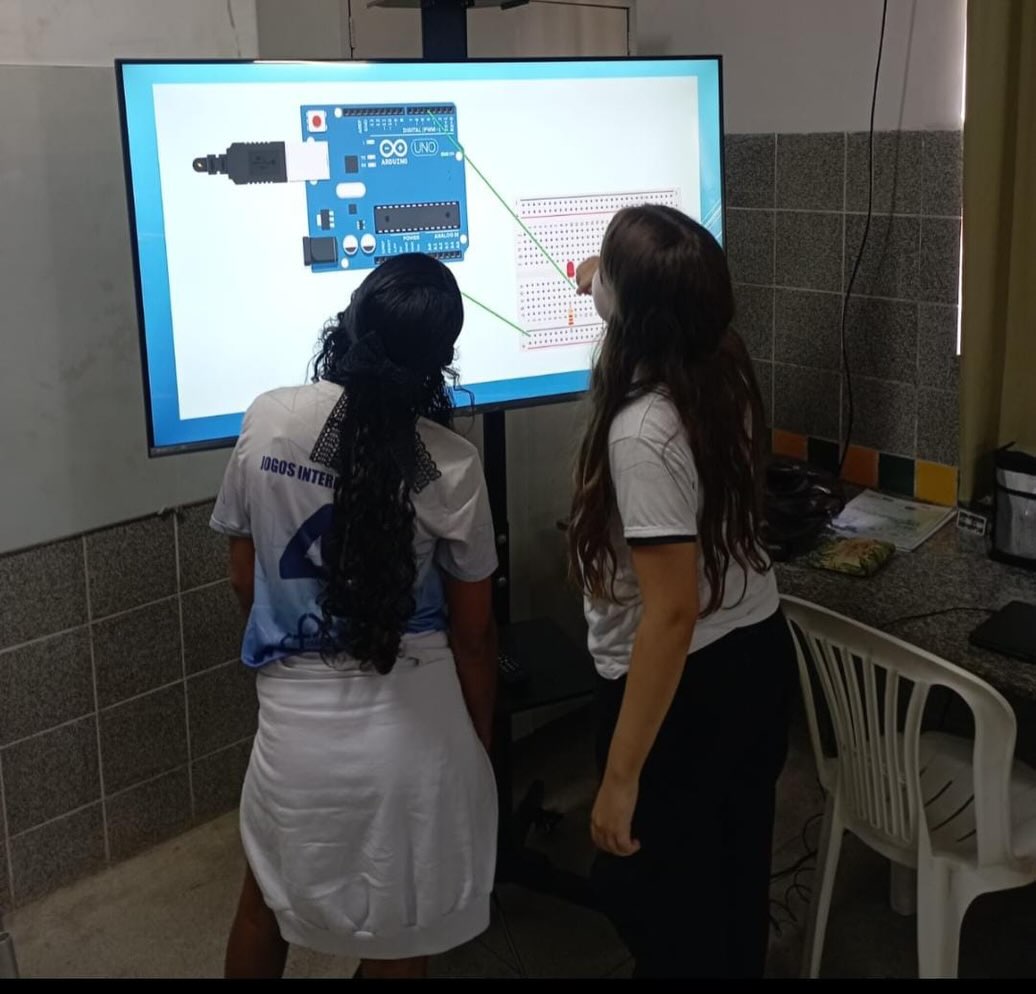 💻🚀 Programação na prática desde o 6º ano!
Aqui, nossos alunos começam a aprender programação desde o 6º ano, desenvolvendo raciocínio lógico, criatividade e autonomia em um laboratório moderno e preparado para inovação.
Durante as aulas, exploramos como funcionam as inteligências artificiais, entendendo conceitos, aplicações e a lógica por trás das tecnologias que fazem parte do nosso dia a dia 🤖✨.
Trabalhamos com temas variados, sempre conectados aos conteúdos estudados em sala. Utilizamos o Scratch para desenvolver projetos com lógica e criatividade, e o Tinkercad para a criação de circuitos no simulador. Primeiro, os alunos montam o circuito virtualmente ⚡, depois programam e testam para ver tudo funcionando na prática!
Mais do que aprender a usar tecnologia, eles aprendem a criar tecnologia 💡💙
Seguimos formando alunos preparados para o presente e para o futuro!