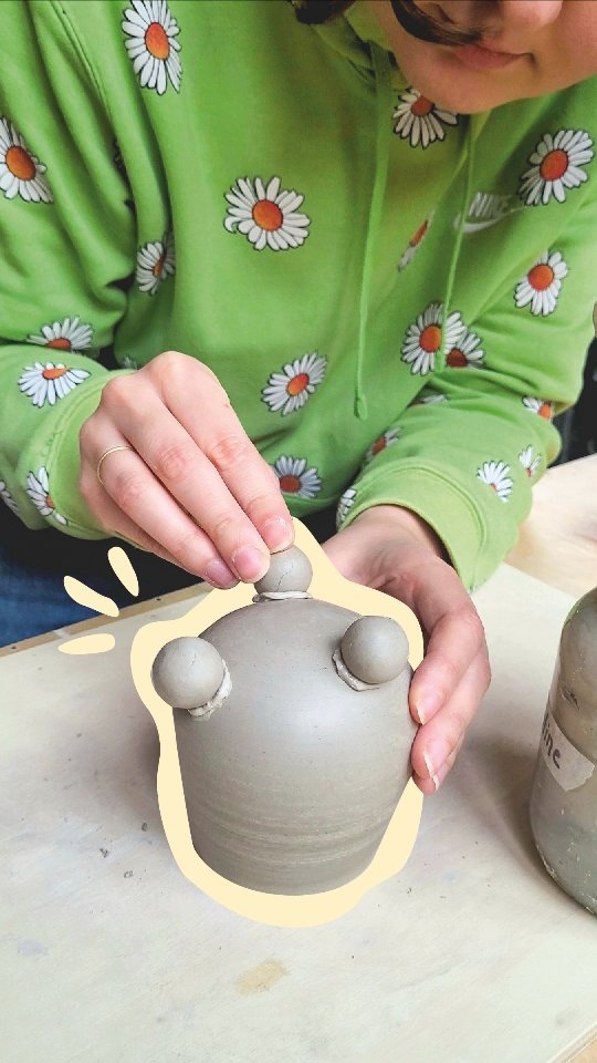 Les tests à l'atelier sont en roue libre ! Et mon cerveau aime ça 💚
Toujours en reprenant la forme de base des Zigotos, j'ai voulu leur ajouter des petits pieds 🦶
Et je trouve que ça les rend encore plus vivants et rigolos, je suis vraiment fan !
En plus grâce à ça, ces Zigotos tripodes sont encore plus stables et on peut les déplacer par les pieds sans se brûler (quand le café est encore trop chaud)
L'autre avantage, c'est que je peux décliner ces pieds sur les tasses, les bols et mêmes les petits vases 🤯
Je suis trop impatiente d'avoir votre avis 👀